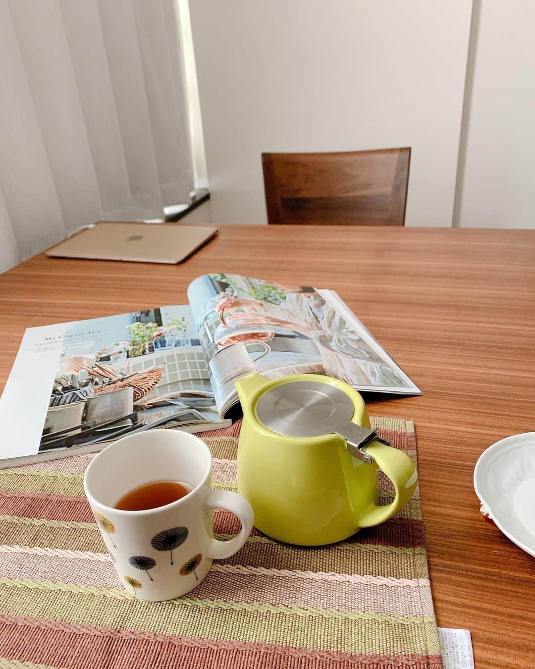 大月さゆのインスタグラム：「Time for tea 🍵  #お茶の時間が好きな人たちの記事を読みながらお茶を飲む至福。 #いっそう美味しく感じる　 #ポットへお湯を足し足し #エンドレスほうじ茶」