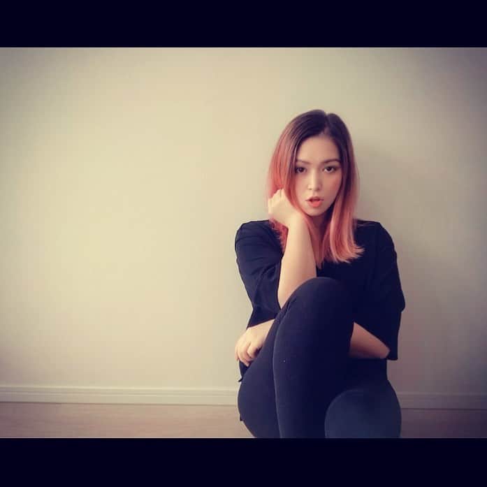 ダンドイ舞莉花のインスタグラム：「My song in the #emusical #hear_my_song「Aisenai Atashi」is On YouTube!  Please check link in my bio. (My song is from around 13:35) 🎤  Everything recorded and filmed in my living room!  #sing #original #hearmysong #愛せないアタシ #stayhome #hearmysong」