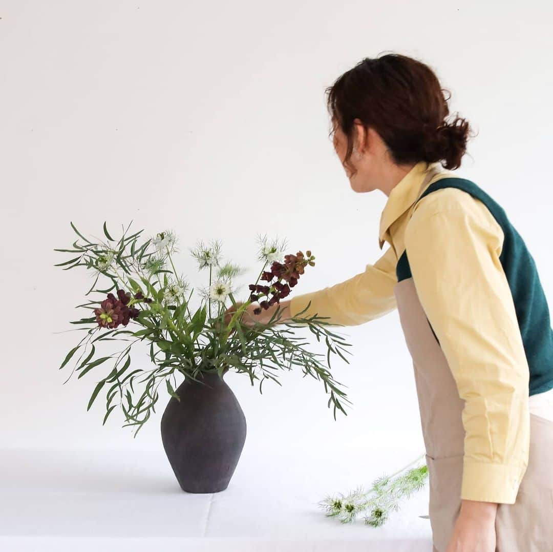 のインスタグラム：「【チーコさんのお花講座〜オルネの定番ベース〜】﻿ ﻿ 先日、東京・幡ヶ谷にある小さなお花屋さん「Forager」(@forager_nishihara_tokyo)のチーコさんにお花を生けて頂き、「チーコさんのお花講座」をブログでご紹介いたしました！﻿ ﻿ 今回は第2弾ということで、オルネで定番のベースを中心に生けて頂き、生け方のポイントなど教えて頂きました。﻿ ﻿ 4月に開催予定だったイベント「花と器のみたて会 vol.2」は残念ながら、延期となってしまいましたが、チーコさんにいろいろお話を伺いましたので是非ご自宅で試してみてください！﻿ ﻿ ﻿ 詳しくはプロフィール欄より、ホームページに進み、【花と器のみたて会〜番外編〜】よりご覧くださいませ。﻿ また、画像の「商品を見る」をタップし、ご覧いただくこともできます。﻿ ﻿ ﻿ ———————————————﻿ ﻿ ◯WEBショップに関するお問い合わせ◯﻿ オルネ ド フォイユWEBショップ﻿ TEL：03-6876-7832　﻿ （午前10時～午後6時／土日祝定休）﻿ e-mail：order@orne.co.jp﻿ ﻿ ﻿ #フラワーベース #クリアベース #ガラスベース #花器 #花瓶 #flowervase #glassvase #北欧ガラス #北欧 #北欧インテリア #北欧デザイン #北欧雑貨 #デンマーク #denmark #ディスプレイ #花のある暮らし #花のある部屋 #心地よい暮らし #海外インテリア #暮らしの道具 #インテリア雑貨 #シンプルデザイン #インテリア #暮らしを楽しむ #暮らし #住まい #livstagrammer #ornedefeuilles #オルネドフォイユ」