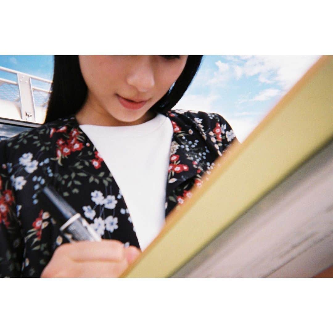 芳根京子さんのインスタグラム写真 - (芳根京子Instagram)「何を書いているのかな？ サインかな？  #film #ネコソガレ」4月18日 15時07分 - yoshinekyoko