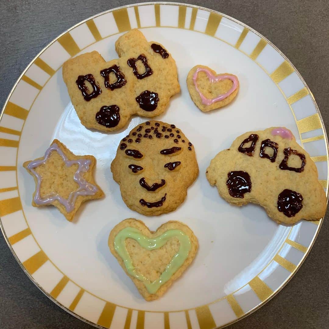 吉田豊さんのインスタグラム写真 - (吉田豊Instagram)「ホームトレーニング後に子供たちとクッキー作りをしました！ 楽しんでくれたようでよかったです👍 僕のクッキー似てますか？笑 #stayhome  #grampus#吉田豊#23」4月18日 15時10分 - inoshishi_yutaka