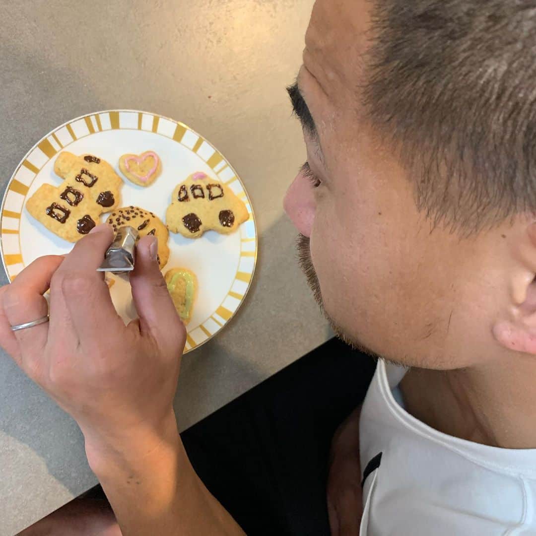 吉田豊のインスタグラム：「ホームトレーニング後に子供たちとクッキー作りをしました！ 楽しんでくれたようでよかったです👍 僕のクッキー似てますか？笑 #stayhome  #grampus#吉田豊#23」