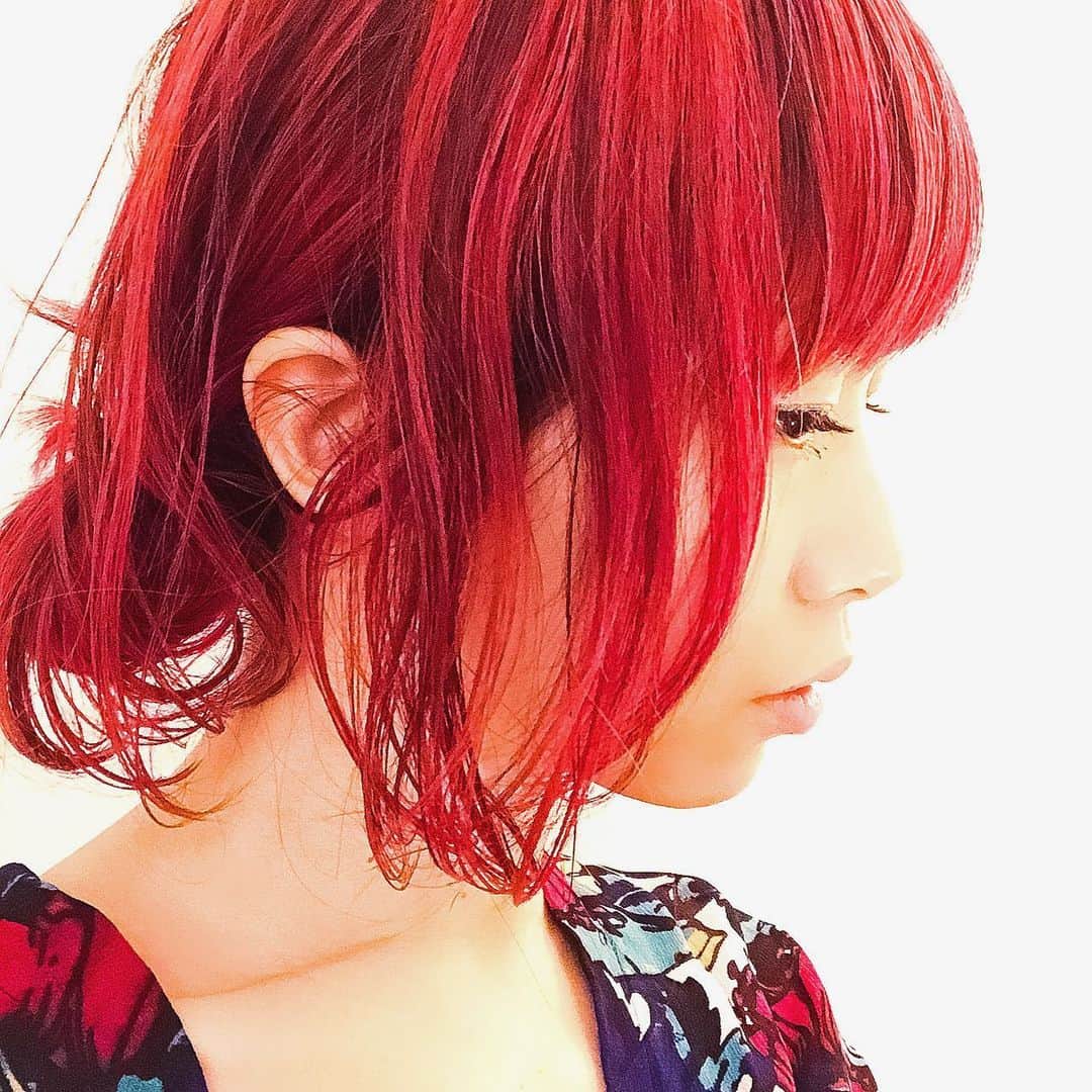のインスタグラム：「赤の時代  MV撮影用だったけど真っ赤は貴重。笑 https://youtu.be/XxhUgdWqMC4」