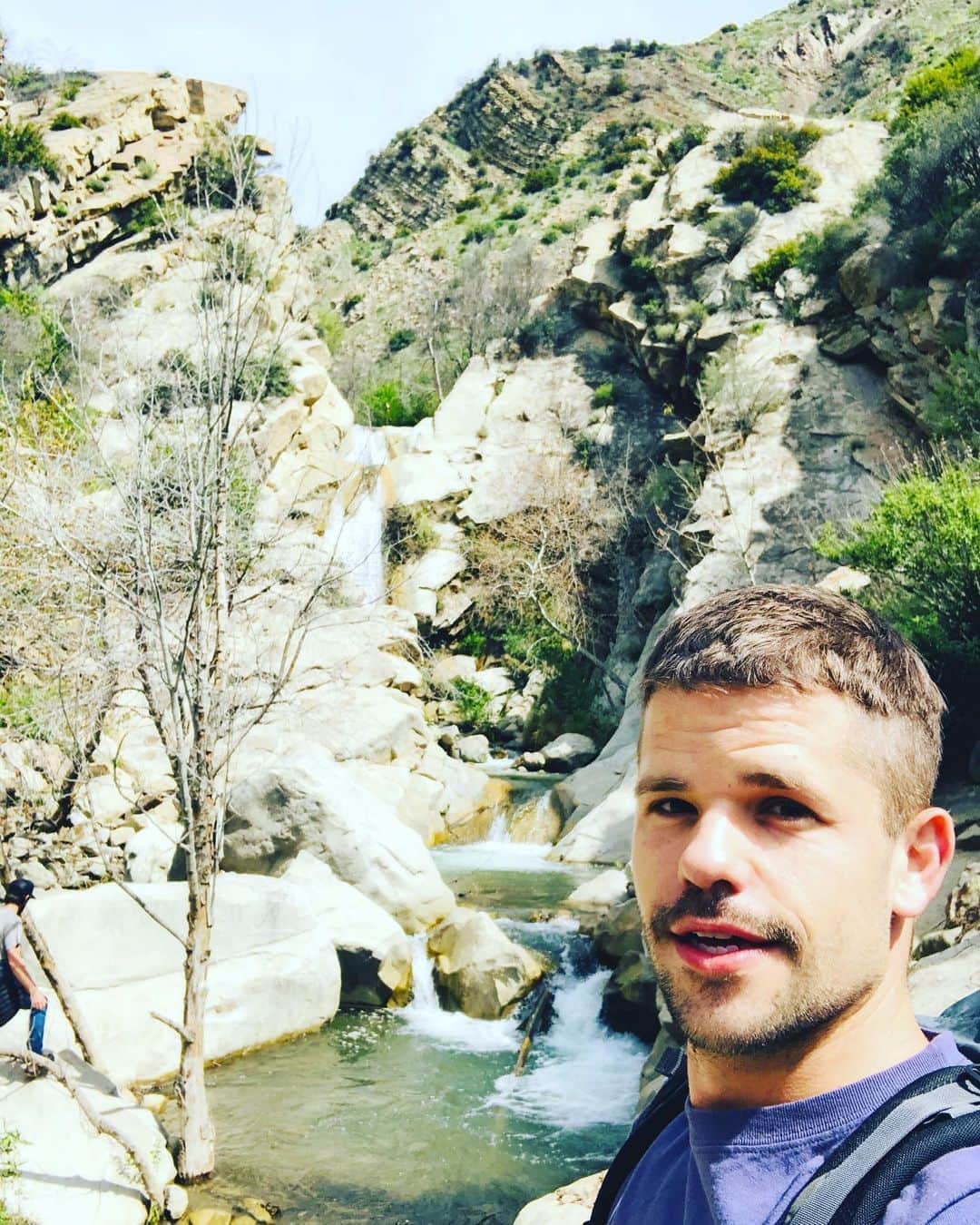 マックス・カーバーのインスタグラム：「Chasin’ waterfalls with an absolutely filthy DIY haircut #TLCDontKnowMe」