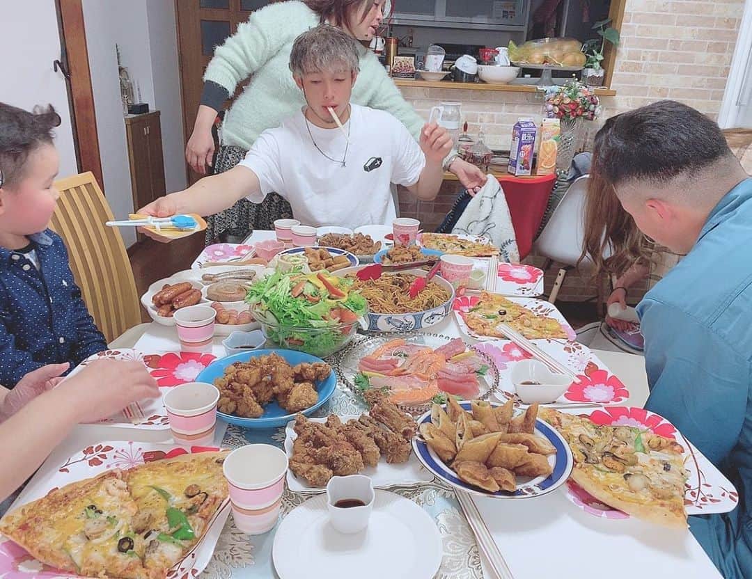 増山朝陽さんのインスタグラム写真 - (増山朝陽Instagram)「妹の誕生日 増山家の誕生日パーテｨはいつもこんなかんじ👏  #ほぼちゃいろ #4月14日 #22歳 #二児の母 #おめでとう」4月18日 15時32分 - asahi_ihasa