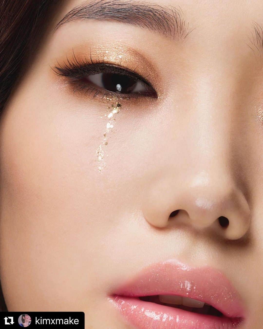 のインスタグラム：「shu uemura  #Repost @kimxmake  Glitter tears 🤍✨ Makeup for @shuuemura 🖤 Felt like ‘glitter’ this week and I Love this glitter-tear variation I did last season! Thank you💛 @mishajanette @ludovic70  @kentarominami @bon_anjou_r . . #glammakeup #glittereyeshadow #makeupinspo #beautyphotography #cosmetics #japanesemodel #japanesemakeup #shuuemura #makeupbyme #makeupartistsworldwide #tokyo」