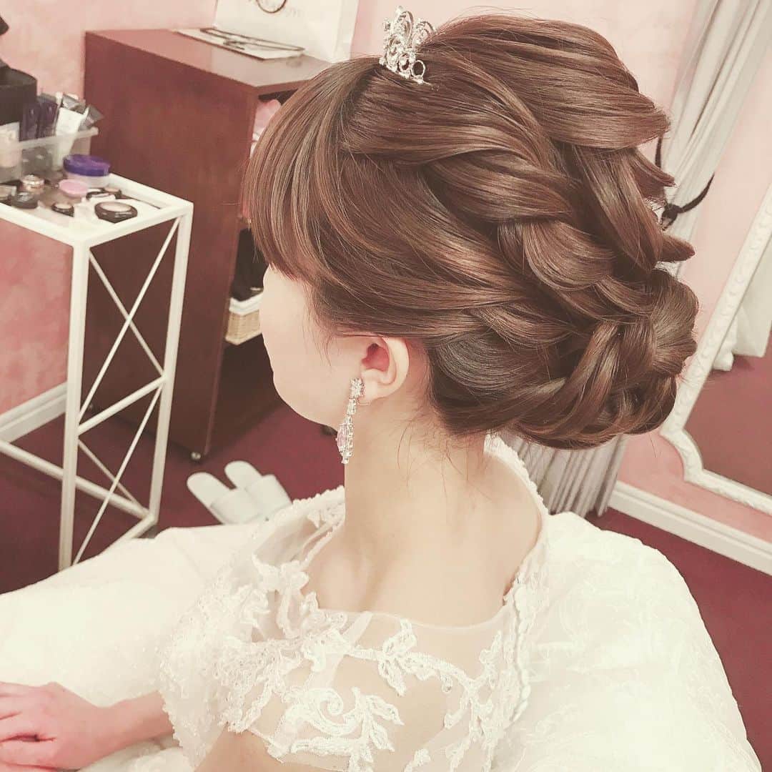 のインスタグラム：「ヘアメイクご紹介♡ くずしすぎずがご希望だったご新婦さまに合わせて😌グロスワックスも使って髪の質感も綺麗に✨ 編み下ろしスタイルはプリザーブドをつけていただきました♡左右にまとめてつけても可愛いです！ とってもお似合いでとっても可愛いご新婦さまでした！  #ロイヤルホールヨコハマ のタグを付けて投稿していただくと公式Instagramでご紹介させていただくことも…♡ * * フェア情報なども随時シェアしています🙆‍♀️ 質問などございましたらお気軽にお電話📞DM📩お待ちしております！  #プレ花嫁#プレ花嫁準備#秋婚2020#冬婚2020#セントパトリックチャーチ#大聖堂#教会#横浜#関内結婚式場探し#結婚式場見学#ブライダルヘア#ウェディングヘア#花嫁ヘアメイク#ブライダル撮影#ブライダルヘア#ヘアアレンジ#ウェディングドレス#ヘアスタイル#春婚2021#日本中のプレ花嫁さんと繋がりたい#花嫁ヘア#ブライダル#横浜婚#関東花嫁」