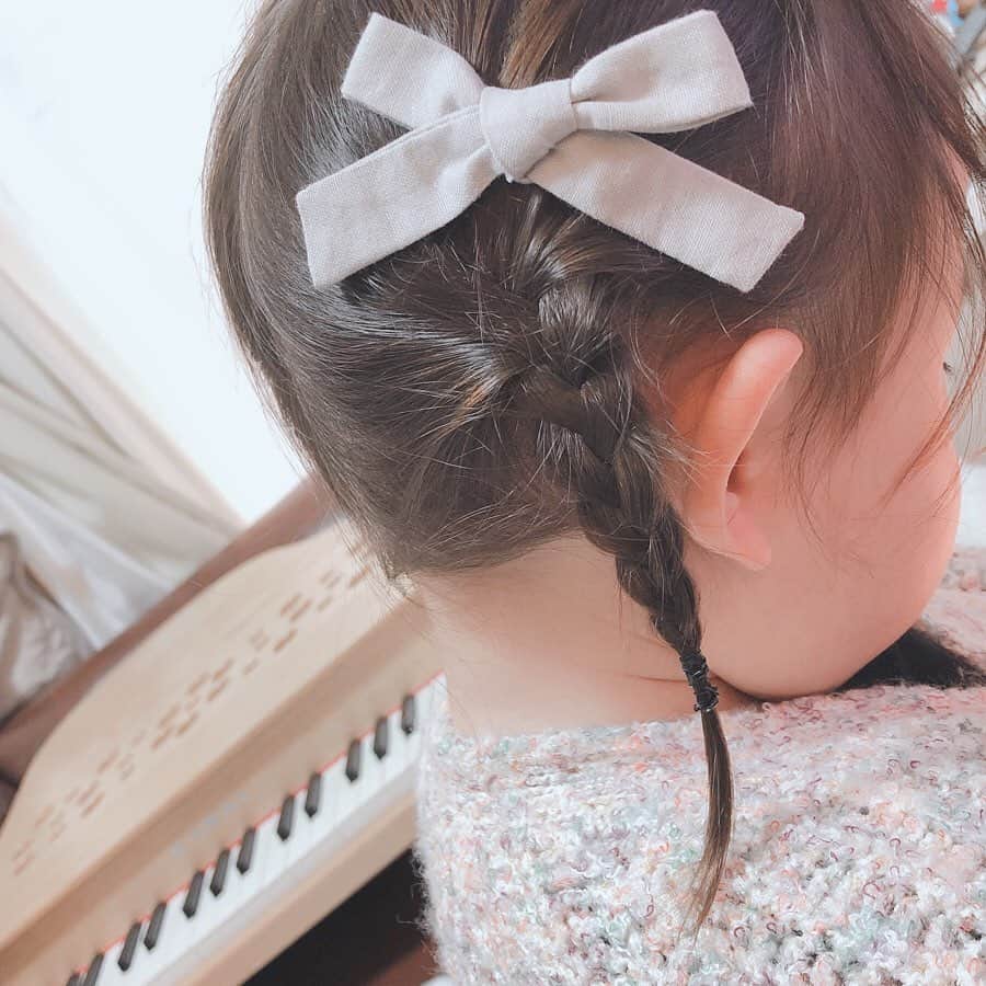 小林まな美のインスタグラム：「やっとヘアアレンジ出来るような長さになってきました♡ ・ 毎日おうちだけど、時々は可愛く♡ ・ ・ @caro_tokyo」