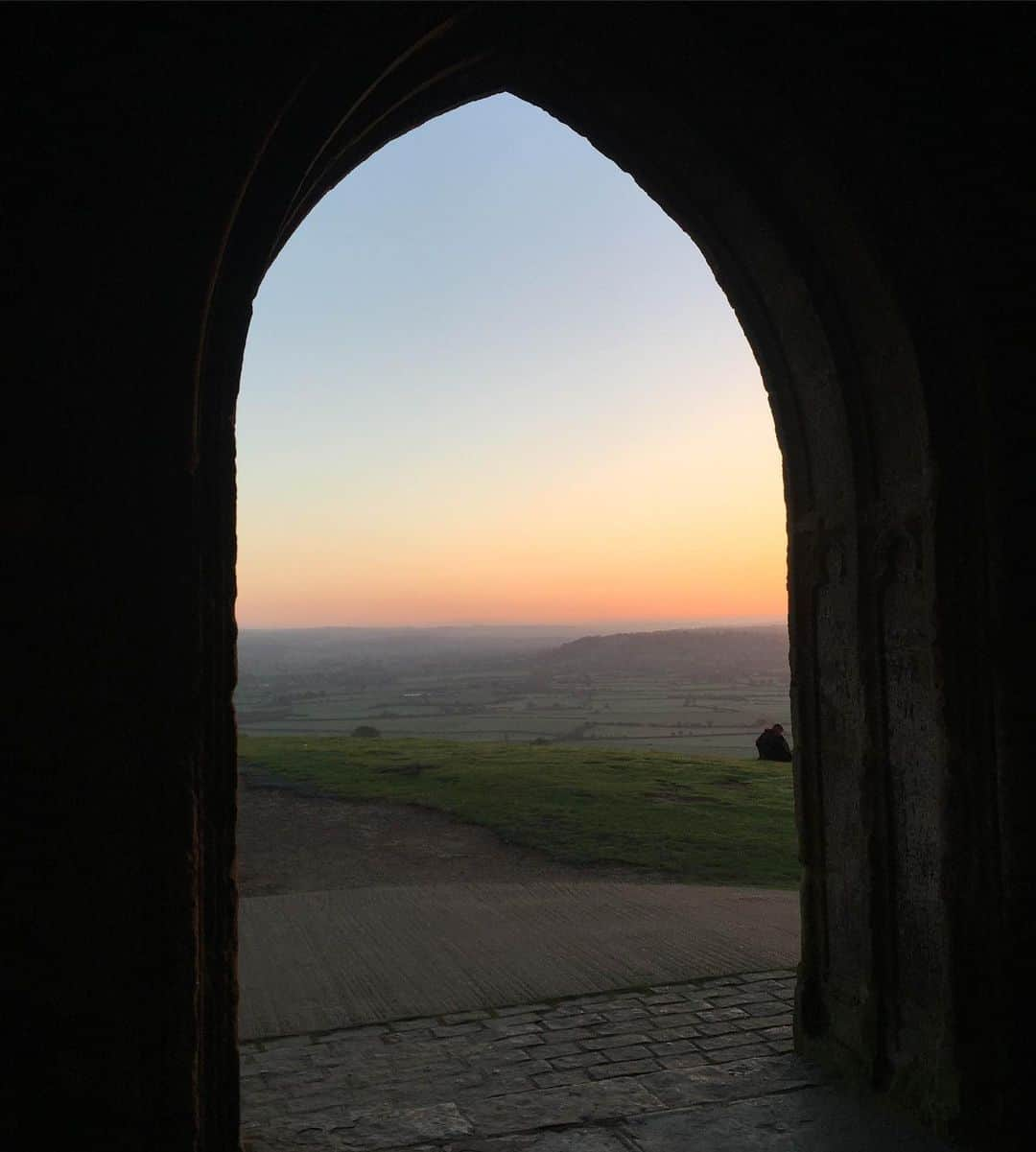 上田祥子さんのインスタグラム写真 - (上田祥子Instagram)「数年前に訪れた、イギリスのグラストンベリートア。美しく、懐かしい。 #グラストンベリー #glastonbury #glastonburytor」4月18日 15時44分 - uedasachikoinsta