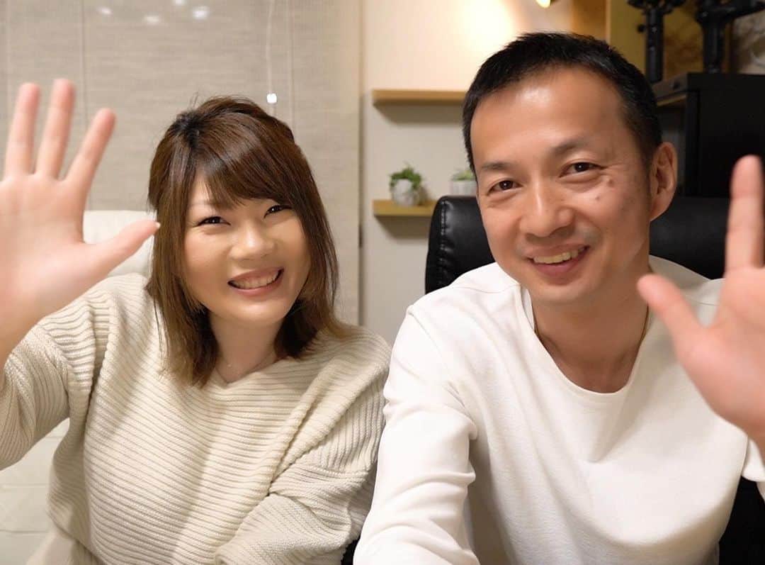 ブラザー4チャンネルのインスタグラム：「本日16時、久し振りにママblogのチャンネルで動画投稿します！  自粛の中、家族と一緒に居る事が多い今、【夫婦として大切にしている事】などを話しています！  是非観てくれると嬉しいです☺️💕」