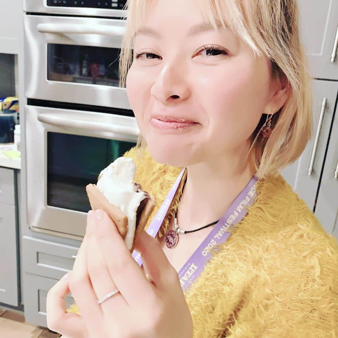 吉野紗香のインスタグラム：「For the first time, I ate marshmallows in a traditional way😊 We was stayed at a friend's house in Japan this year🍀so beautiful  home😍 Ibuki-White dog-also came from Japan✨#utah #sundance2020 #japan #family #dog #ibuki #muffin #marshmallow #cute #マシュマロ　#可愛い　#いぶき　#マフィン　#キュート」