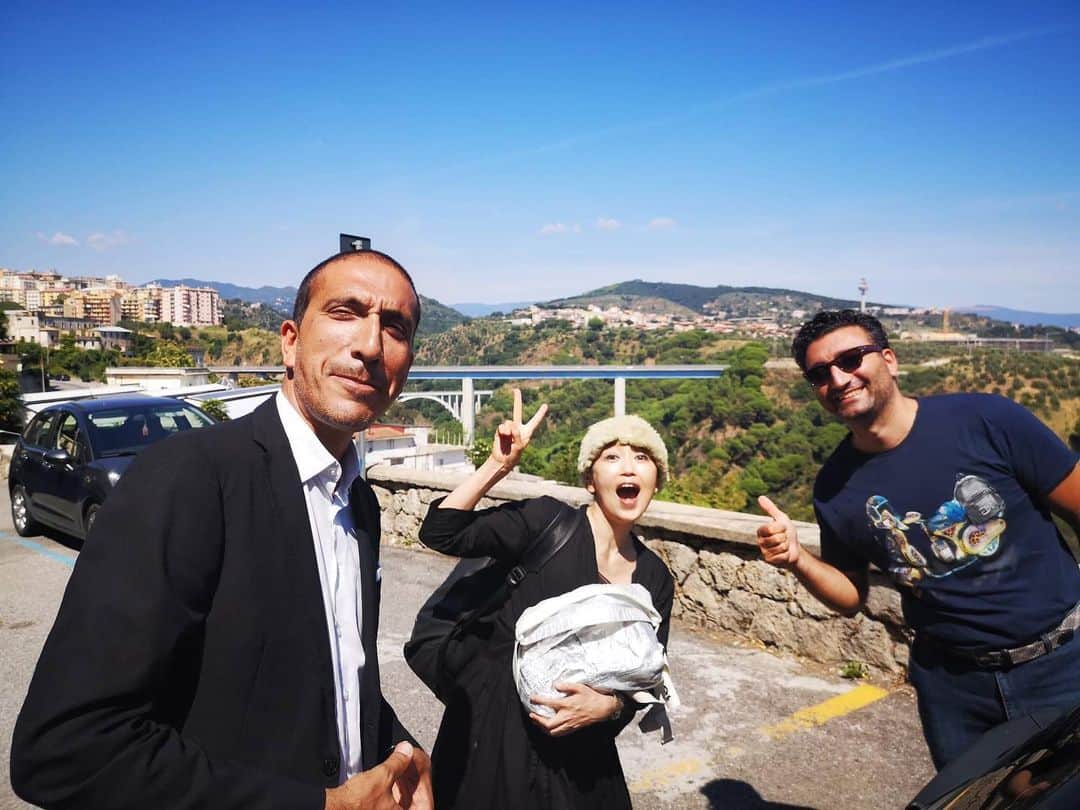 広崎うらんのインスタグラム：「Tutti in Italia!  Come stai？🌞🇮🇹🌞😘 2019年9月のイタリア縦断紀行、途中のままだったから、皆んなにご挨拶UP❣️ お騒がせしたカタンザーロのホテルのマネージャー👍あまりにお騒がせしたので「ずっと居て欲しい」と、最後に写真を撮ってくれってお願いされたの🤣お世話になりましたぁー❣️ カタンザーロ脱出でき、そのまま列車でナポリへ！夜の異臭を放つナポリ駅前にて1人マルゲリータ！隣席のスペイン🇪🇸からいらしたご夫婦と意気投合😆❣️自国で人気の日本人靴デザイナーをとても讃えて下さった💕そして、ここでも店員さんに自撮りで一緒に写メされる🤣他の店で、列車で隣席だったご家族と再会❣️皆んな元気かなぁ❤️❤️❤️ 街の異臭とゴミの様に不安を覚え、グラッパで消毒👍✨ナポリの朝焼けは綺麗だった🌞  つづく  #南イタリア  #イタリア #ヨーロッパ #旅　#italy #europe #journey」