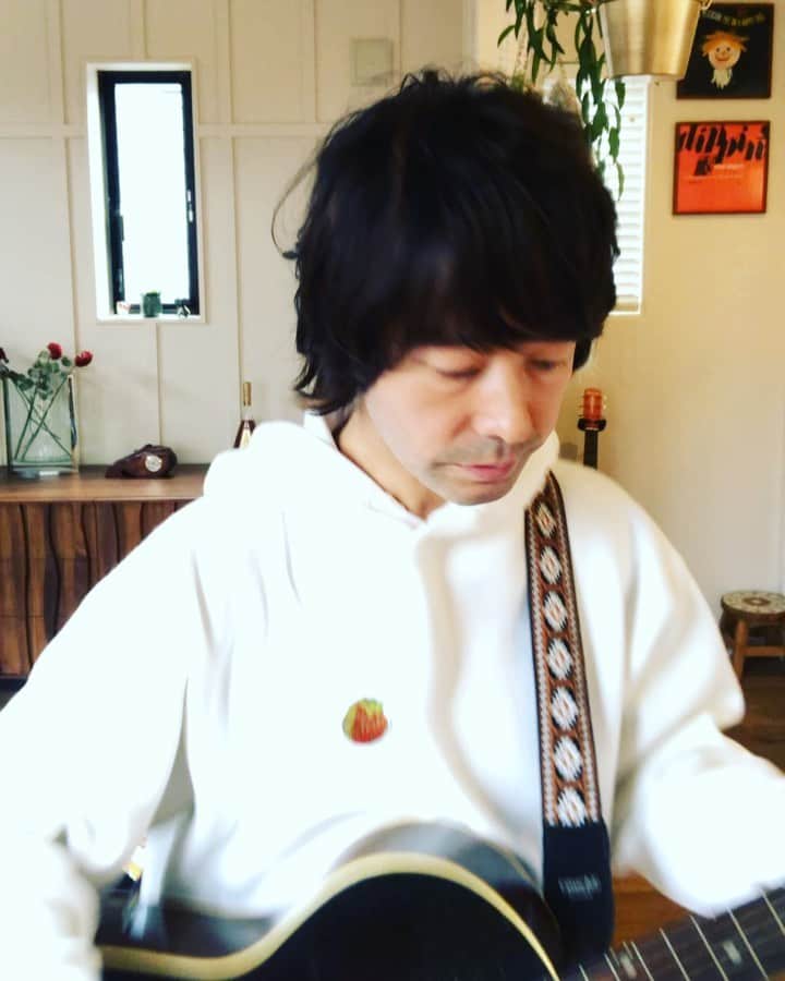 のインスタグラム：「まもなく発売のニューアルバムからのちょこっと弾き語りシリーズ、本日は9曲目と10曲目の「アイ」と「Heiki Heiki」😉👍東京は雨降りですが、心は晴れで行こうぜー！！☀️ #和田唱 #和田唱ALBUM #家で弾き語り #2ndソロアルバム」