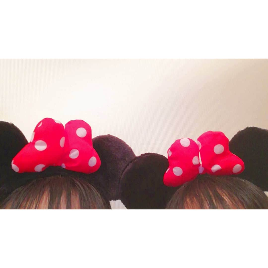 熊井戸花さんのインスタグラム写真 - (熊井戸花Instagram)「🍓🥞 . . Minnie Mouse 🎀 … ? 🤔🤔🤔 . . . #だーれだ 🐭🎀 #disnyland #tdl  #キラピチ #卒業 #卒業遠足  #ディズニーランド #卒業ディズニー🐭💓 #おそろコーデ #ディズニーカチューシャ #夢の国 #ディズニーコーデ #テーマパーク撮影 #撮影 #思い出 #オフショット #中学生女子 #tdl行きたい  #卒業撮影 #ミッキーはイケメン #仲良し #先輩後輩 #ティーンモデル #ジュニアモデル #専属モデル」4月18日 16時01分 - kumaido_hana