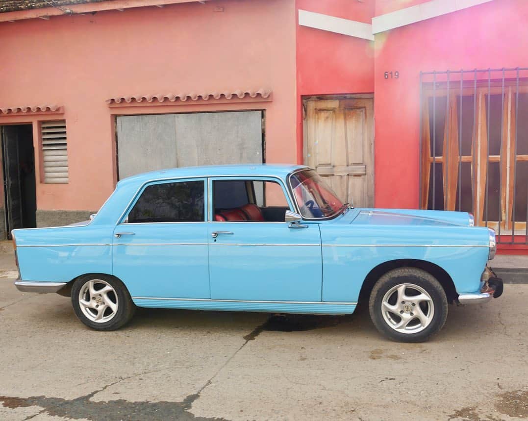 小林希さんのインスタグラム写真 - (小林希Instagram)「❤︎思い出トリップ 09❤︎﻿ キューバのトリニダー。﻿ 色に愛された可愛い街並み。﻿ かつて奴隷市場として﻿ 栄えたようですが、まったく﻿ そんな気配がしない﻿ 撮るのも写るのも楽しい﻿ フォトジェニックな町。﻿ ﻿ 一週間くらい滞在して﻿ カーサの家族とでかけたり、﻿ のんびり過ごしました。﻿ ﻿ たしかこの間に、文庫本﻿ 「恋する旅女、美容大国﻿ タイ・バンコクに行く！」﻿ の原稿書いてて、違う国だけど﻿ 明るい気持ちで書いたこと﻿ 覚えています。 ﻿ ﻿ 全国で緊急事態宣言でた週末。﻿ 今日はオンラインで﻿ 森ネコ会議をしました🐈﻿ トリニダーもネコをたくさん﻿ 見かけました。﻿ みんな元気かな？﻿ ではでは、週末もご自愛ください！﻿ ﻿ ﻿ ❤︎MEMORIES OF TRIP 09❤︎ ﻿ Trinidad in Cuba﻿ The town is colorful and has beautiful townscape.﻿ In the past, Trinidad flourished due to slave labour but now it is no longer what it used to be.﻿ Both taking pictures and having my picture taken in this photogenic town are very fun.﻿ ﻿ I stayed for about one week and spent the time going out with a family which I rented a casa from and relaxing.﻿ ﻿ Probably I wrote a essay about thailand travel and I remember that I enjoyed writing it despite of different country.﻿ ﻿ The state of emergency was expanded nationwide.﻿ I had a video conference about stray cats in Mikurashima Island.﻿ I also saw many cats in Trinidad .﻿ I wonder how they are doing.﻿ Please take care of yourself. ﻿ ﻿ ﻿ #思い出トリップ#美しい村#travel#trip#journey#travel#trip#journey#旅行好きな人と繋がりたい#キューバ#cuba#trinidad #トリニダー #中米」4月18日 16時03分 - nozokoneko
