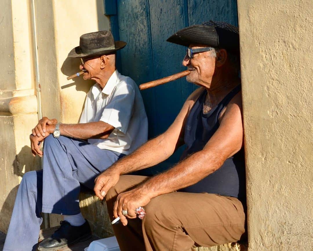 小林希さんのインスタグラム写真 - (小林希Instagram)「❤︎思い出トリップ 09❤︎﻿ キューバのトリニダー。﻿ 色に愛された可愛い街並み。﻿ かつて奴隷市場として﻿ 栄えたようですが、まったく﻿ そんな気配がしない﻿ 撮るのも写るのも楽しい﻿ フォトジェニックな町。﻿ ﻿ 一週間くらい滞在して﻿ カーサの家族とでかけたり、﻿ のんびり過ごしました。﻿ ﻿ たしかこの間に、文庫本﻿ 「恋する旅女、美容大国﻿ タイ・バンコクに行く！」﻿ の原稿書いてて、違う国だけど﻿ 明るい気持ちで書いたこと﻿ 覚えています。 ﻿ ﻿ 全国で緊急事態宣言でた週末。﻿ 今日はオンラインで﻿ 森ネコ会議をしました🐈﻿ トリニダーもネコをたくさん﻿ 見かけました。﻿ みんな元気かな？﻿ ではでは、週末もご自愛ください！﻿ ﻿ ﻿ ❤︎MEMORIES OF TRIP 09❤︎ ﻿ Trinidad in Cuba﻿ The town is colorful and has beautiful townscape.﻿ In the past, Trinidad flourished due to slave labour but now it is no longer what it used to be.﻿ Both taking pictures and having my picture taken in this photogenic town are very fun.﻿ ﻿ I stayed for about one week and spent the time going out with a family which I rented a casa from and relaxing.﻿ ﻿ Probably I wrote a essay about thailand travel and I remember that I enjoyed writing it despite of different country.﻿ ﻿ The state of emergency was expanded nationwide.﻿ I had a video conference about stray cats in Mikurashima Island.﻿ I also saw many cats in Trinidad .﻿ I wonder how they are doing.﻿ Please take care of yourself. ﻿ ﻿ ﻿ #思い出トリップ#美しい村#travel#trip#journey#travel#trip#journey#旅行好きな人と繋がりたい#キューバ#cuba#trinidad #トリニダー #中米」4月18日 16時03分 - nozokoneko