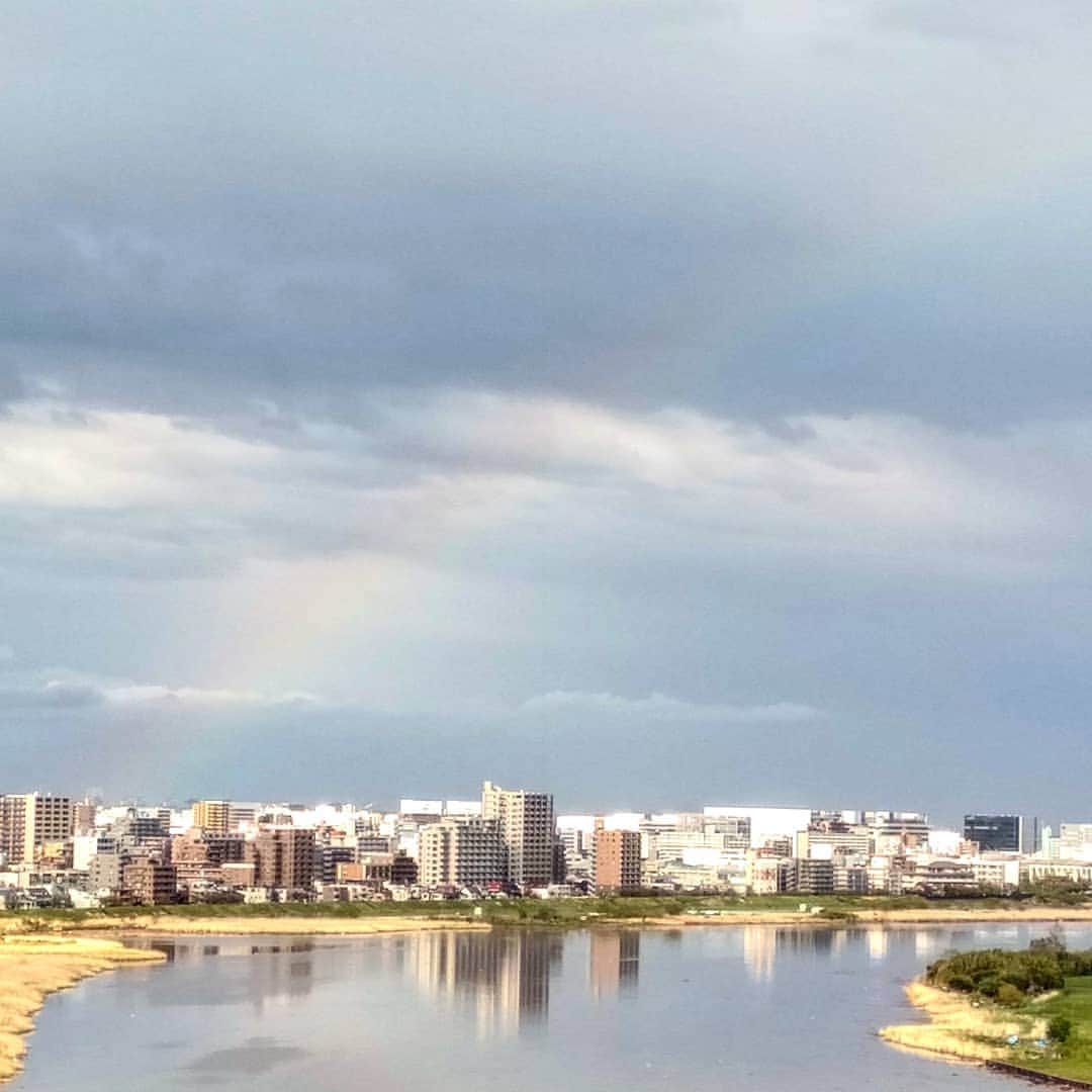 三枝亜紀のインスタグラム：「. . 雨上がりの虹🌈 . . ちょこっと幸せな気持ちになりました(^^♪ . . #rainbow  #stayathome」