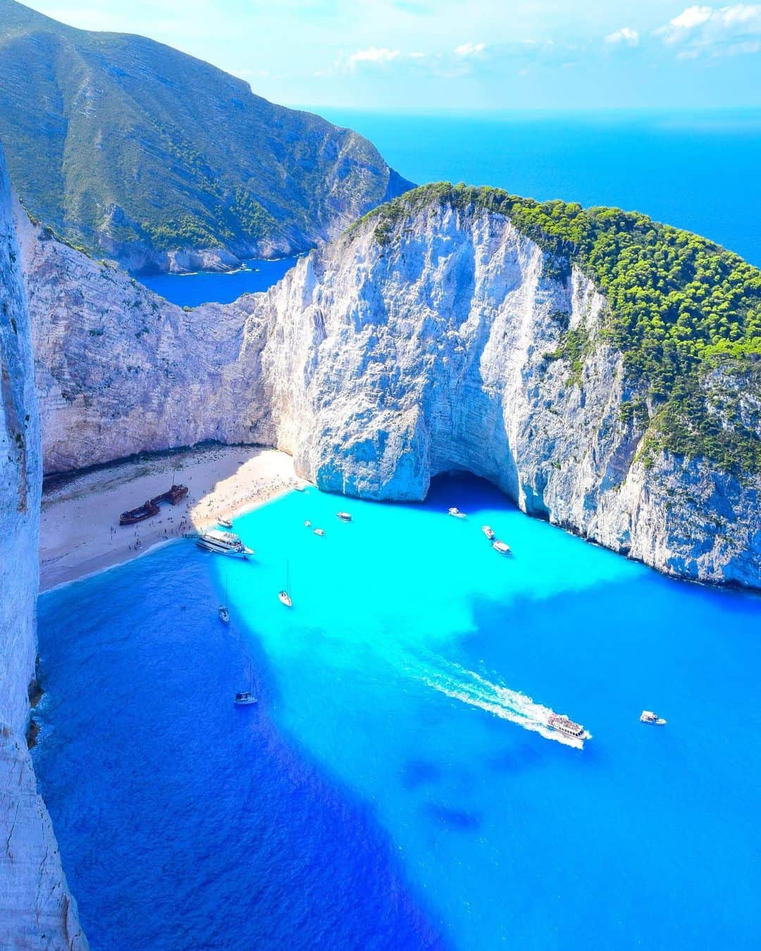 詩歩さんのインスタグラム写真 詩歩instagram エアー海外旅行 むかしの旅行で撮った写真をレタッチし直してみてる こちらは ギリシャの離島 ザキントス島 にあるナヴァイオビーチ 映画 紅の豚 のモデルになったとか なってないとか 高