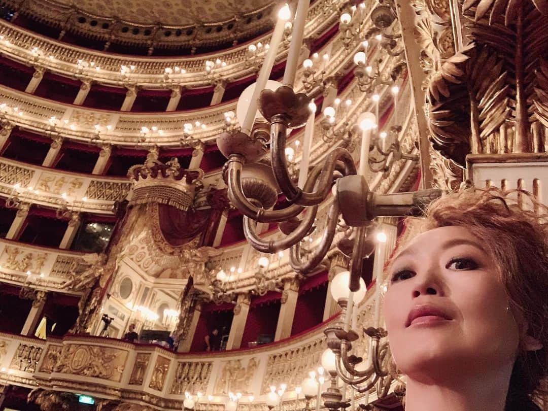 広崎うらんのインスタグラム：「Ciao Napoli 🌞🇮🇹September 2019！  ナポリのサン・カルロ劇場✨世界最古の現役オペラハウス❗️何故かイタリア語ガイドでまわり、専門用語が飛び交うから何となく分かった感じになり、ガイドさんからの突然のイタリア語問いかけにそれとなく答えるアチキ🤣 前にも来たエスプレッソ発祥と言われる老舗カフェ☕️ ガンブリヌスはやはりエレガントで活気溢れる😍✨ババとエスプレッソを👍  つづく  #南イタリア #イタリア #ヨーロッパ #旅　#italy #europe #journey」