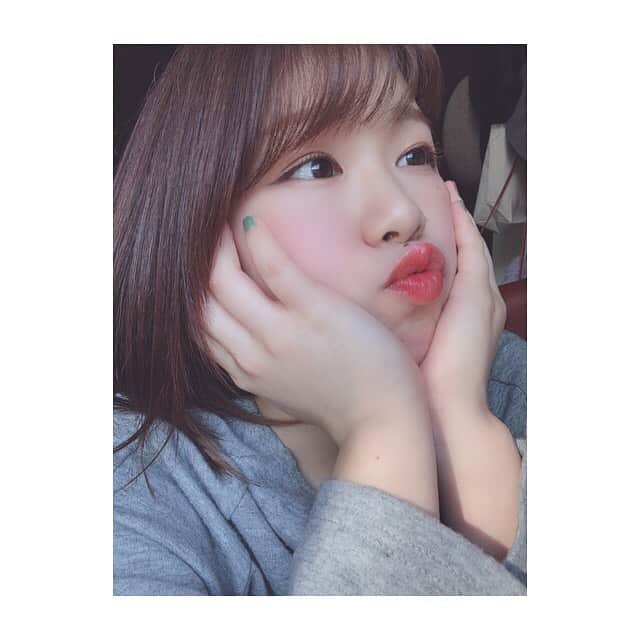 栗原ひとみのインスタグラム：「久しぶりにめいくしてはしゃぐの図。 かがくのちからってすげーーー！！！ . .  #自撮り #お家時間 #selfie #stayhome #いや暇すぎん？？」