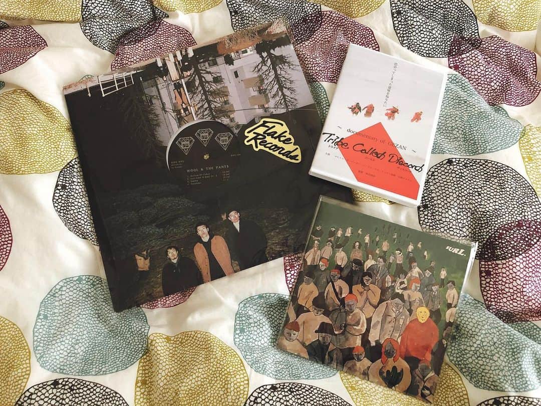 土井コマキのインスタグラム：「Flake Recordsの通販で気になってた、ええやつ買った。wool & the pantsアルバム、GEZANドキュメンタリーDVD、韓国のSURLのEP、写真ないけどおせち遊園という謎のバンドのCDR。 南堀江なんてすぐそこなのに。ダワさんにさえ会いたくなってくる。」