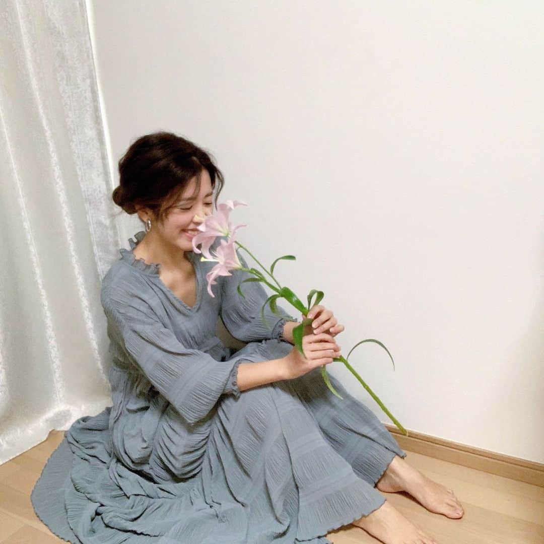 Sayakaのインスタグラム：「* 雨と強風で荒れたお天気☔️ 今日はどこにも出掛けないけど、 ミントグリーンのワンピース👗と お花のパワーに元気をもらって 1日ゆっくり過ごします🏠 . . #fashion #outfit #coordinate #ootd #amerivintage  #おうち時間 #おうちファッション #おうちコーデ #ワンピース」