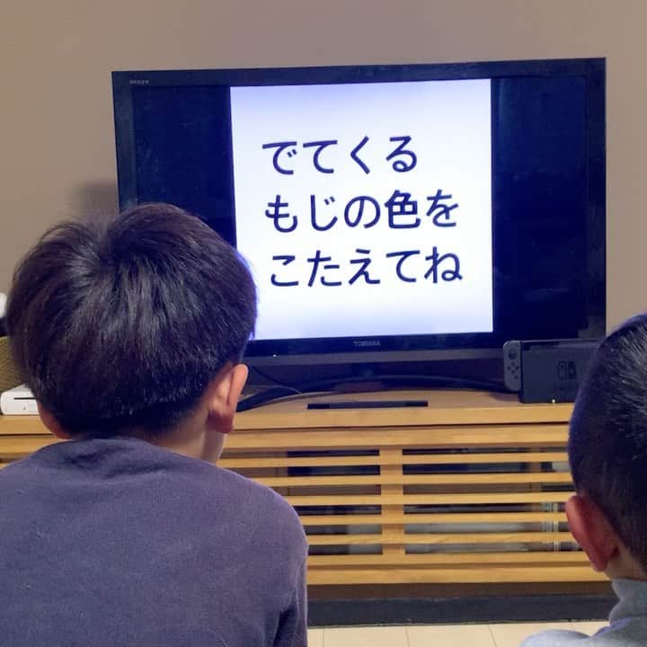 のインスタグラム：「視覚のトレーニング﻿ ﻿ 自分で動画を作って、子供達を実験台に！笑﻿ ﻿ 出来は…まあまあかな😅﻿ ﻿ よかったら家族でトレーニングしてみて下さい  #stayhome﻿ #ステイホーム」