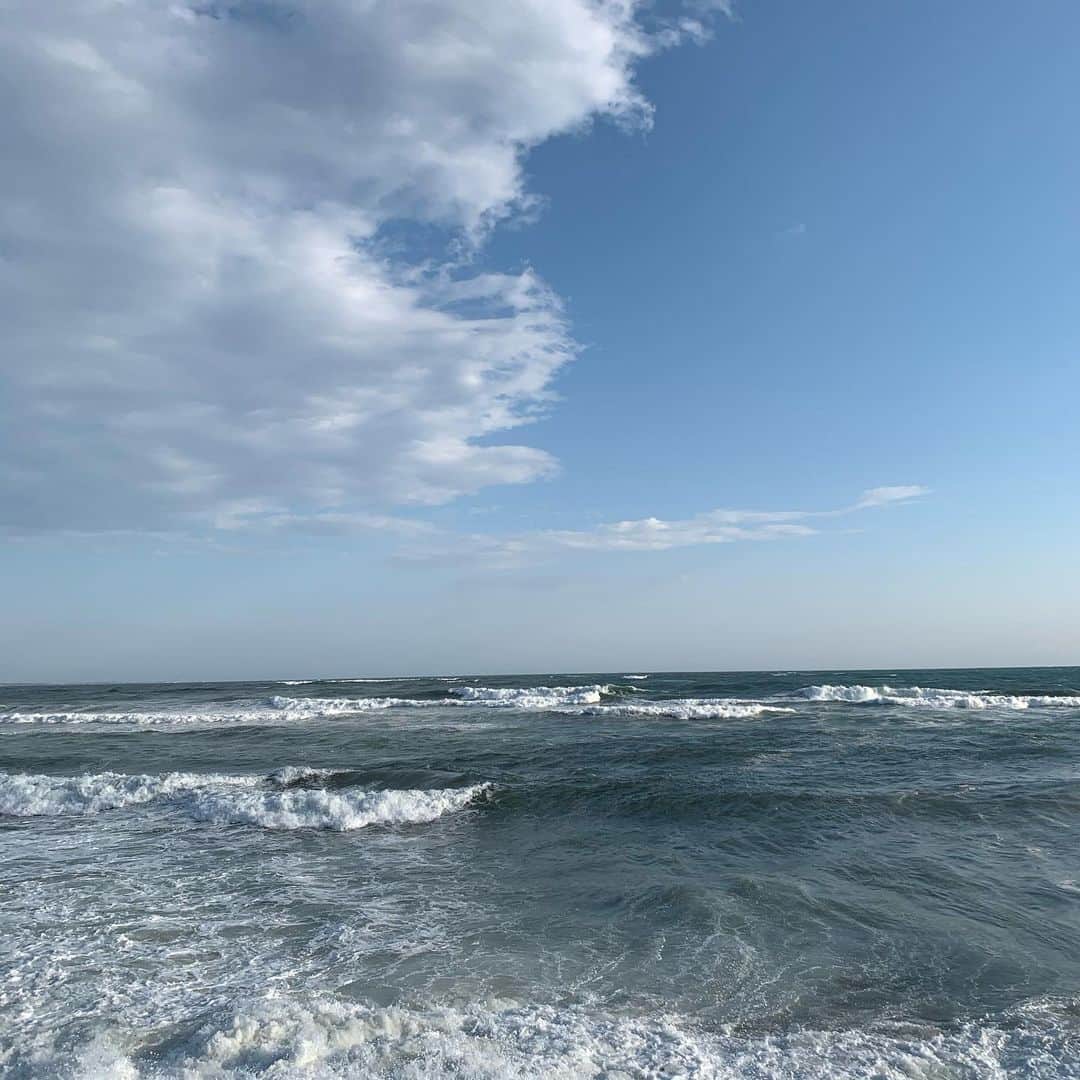 クリス智子さんのインスタグラム写真 - (クリス智子Instagram)「これも、また、同じ一日。 今日は、水、が勢いよく巡る日。 雨のあとの、騒がしい海。  17:00.」4月18日 17時09分 - chris_tomoko