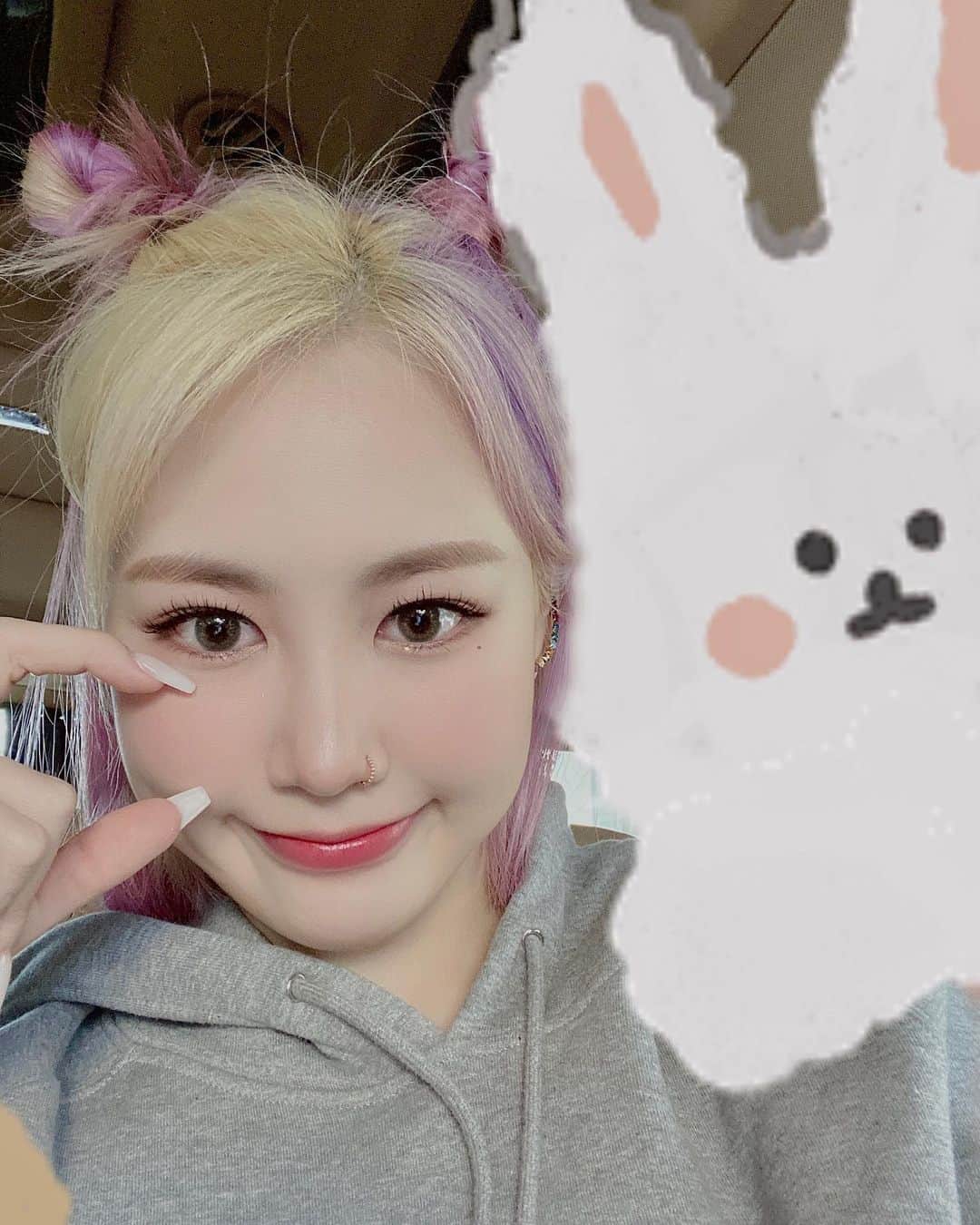パク・ジミン のインスタグラム：「볼에 있는 딸기떡 먹을사라암~?🍓」