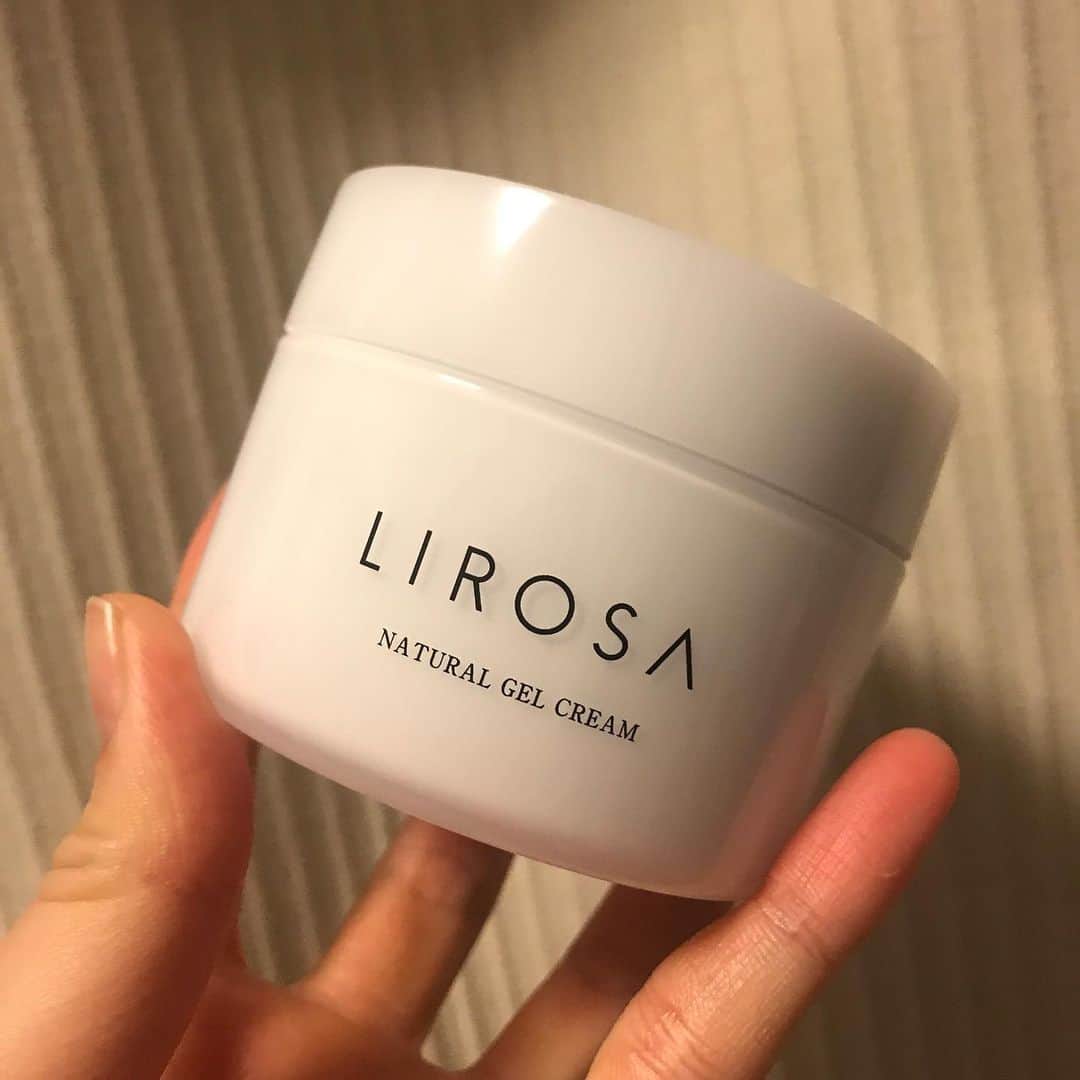 のインスタグラム：「すっごくいいゲルクリーム、ゲット‼️ めちゃくちゃ肌が綺麗な友達が使っているので、わたしも真似してみた(笑) 夜のスキンケアに使ったら翌日、目尻の小皺やおでこのシワが本当に薄くなってた‼️ やっぱり保湿は本当に大事‼️ #LIROSA #skincare #cosmetics #madeinjapan #pr」