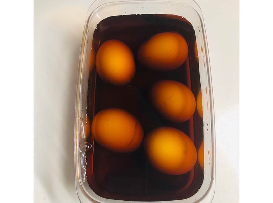 今井翼さんのインスタグラム写真 - (今井翼Instagram)「半熟煮卵  茹でて冷まして漬けるだけ♪  卵を常温に戻し、 沸かした鍋に優しく卵を入れる。 中火で7分程茹でて、 氷水で卵を冷ます。 水の中で殻剥きをして煮汁に漬ける。 煮汁はお好みの分量で、 醤油、酒、みりんを軽く煮る。 (麺つゆだけでもOK) 一晩もしくは半日寝かせて いい感じに出来上がり^_^ #味玉 #簡単レシピ #楽しい  #味玉今井」4月18日 17時27分 - tsubasaimai_official