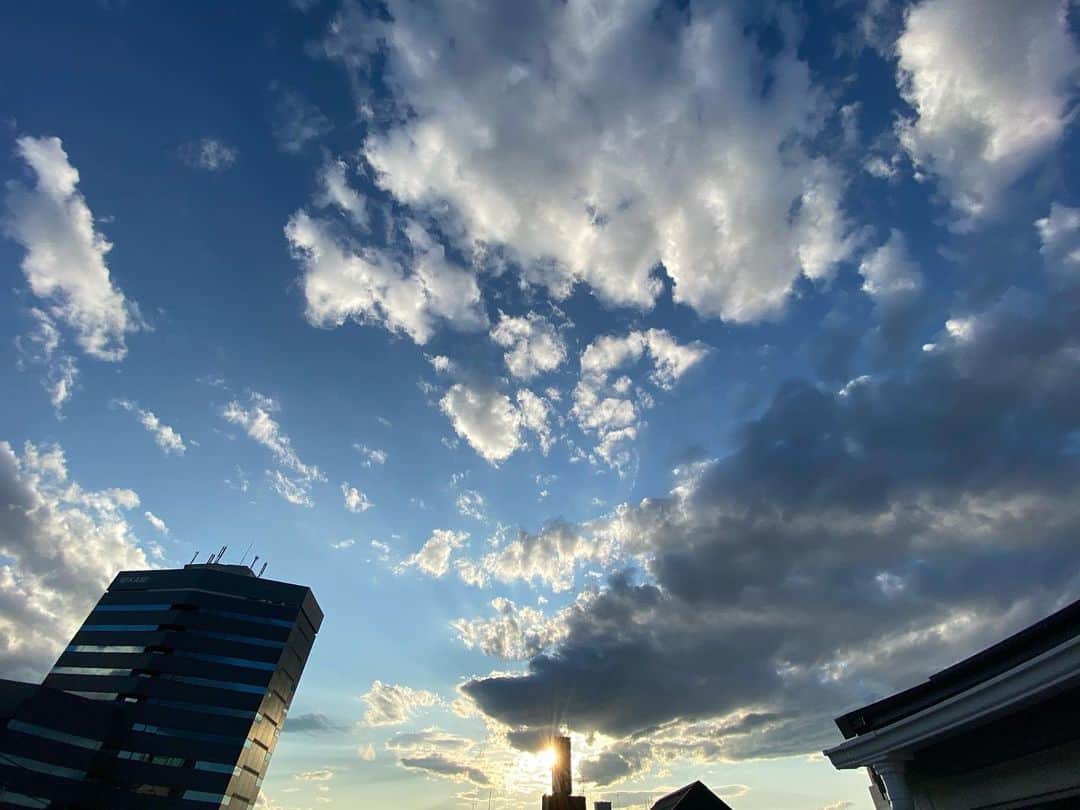 松本英子さんのインスタグラム写真 - (松本英子Instagram)「さっきまでの 通り雨が... 嘘みたいに綺麗な  空☺️ #sky #squall #balcony #son #photo」4月18日 17時30分 - matsumoto__eiko