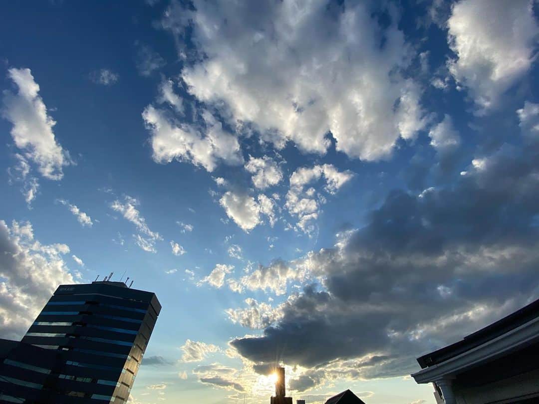 松本英子のインスタグラム：「さっきまでの 通り雨が... 嘘みたいに綺麗な  空☺️ #sky #squall #balcony #son #photo」