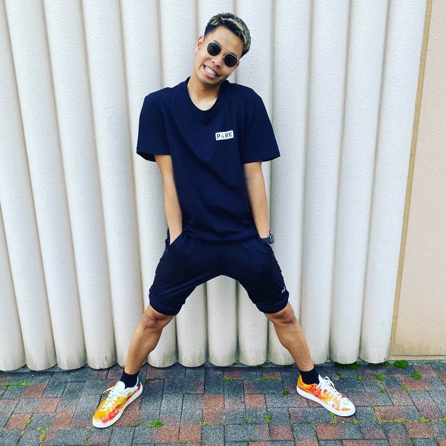 マキヒカのインスタグラム：「. . soccer can change the world. 本田圭佑神様が出資しているブランドの この服めちゃくちゃイケイケ💕 本田神様とお揃いできて最高💕 . #PassABallProject #Oneforone #parksscjpn #soccercanchangetheworld . @park_ssc_japan @keisukehonda  @mkballfield  @park_ssc」