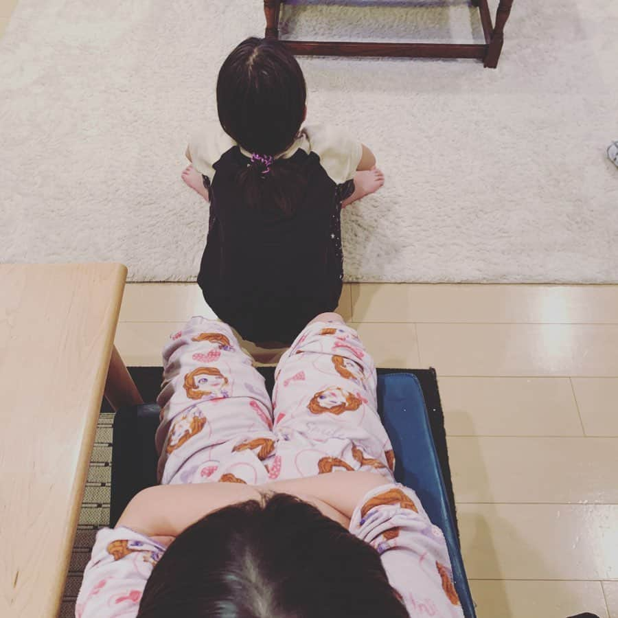 木村了さんのインスタグラム写真 - (木村了Instagram)「風呂上りのリビングの1枚。 手前が次女、奥が長女。 腕組みながら真剣に観てるのは #ドラえもん #子供って不思議で面白い  長女は今日、二重跳び連続10回に成功。 次女は1分間の小回し跳びに成功。 #日々成長 #自粛中にできること  #普段より #家族と向き合える #今日も我が家 #stayhome」4月18日 23時01分 - r_k0923