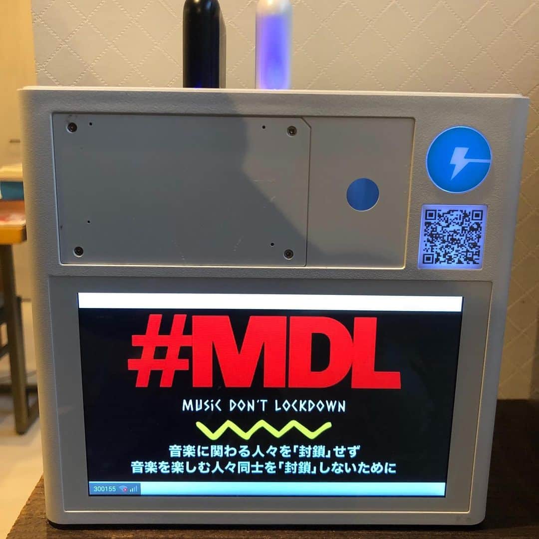 いとうせいこうのインスタグラム：「全国の、あるいはひょっとすると海外でも、チャージスポットにMDLの宣伝が！ 心ひとつでありがとう。」