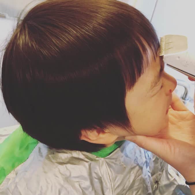 中屋敷法仁のインスタグラム：「【散髪】妻が息子たちをバスルームでヘアカット。「かっこよくして！寺刃ジンペイくんみたいにして！」と叫ぶ次男。#散髪 #family #love #enjoy #life」