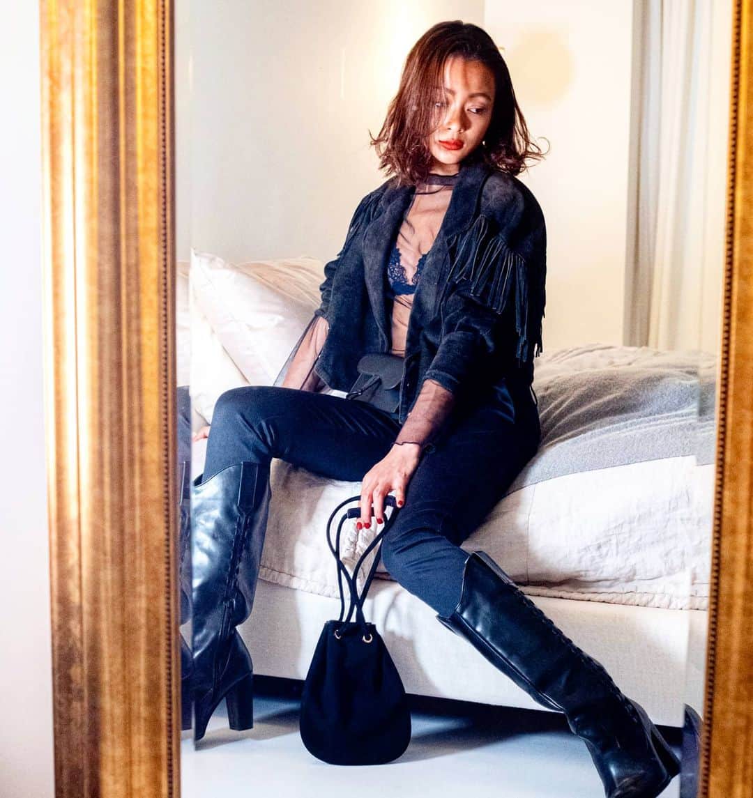 脇田恵子のインスタグラム：「👜👽All black/Wdifferent materials. PHOTO BY @photobymomoko I like to knowing everything, what you see through that camera.」