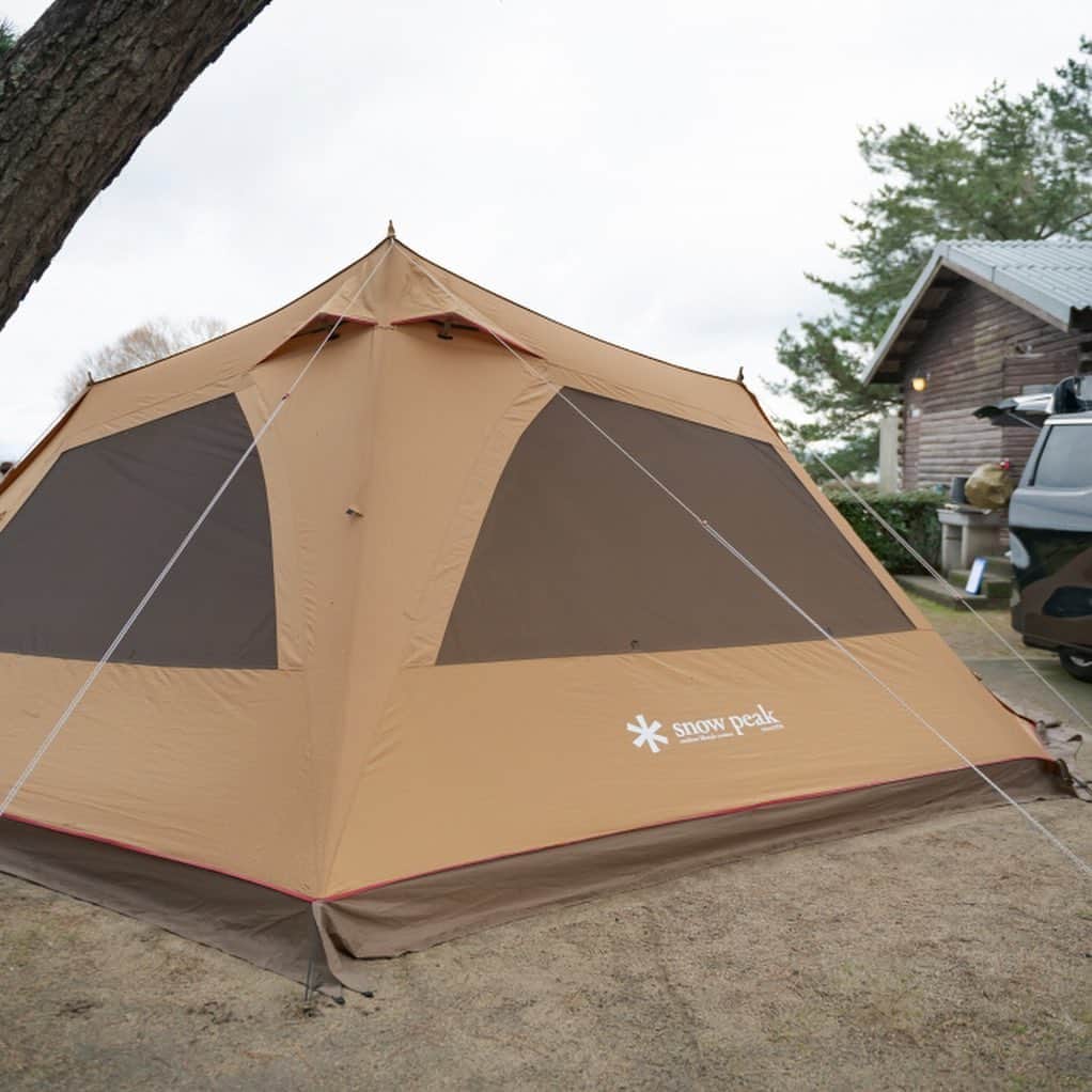 キャンプ情報サイト［ランタン］さんのインスタグラム写真 - (キャンプ情報サイト［ランタン］Instagram)「CAMP SMILE STYLE ／ キャンプの楽しみは その土地の食べ物を使うキャンプ飯 ＼ いろんなキャンパーのキャンプスタイルを現地取材と一般キャンパーからの投稿で数多く掲載してます。 . . 詳しくは @lantern.camp  webサイトをご覧ください . . #camp #camping #outdoor #travel #trip #lantern_smile #nature #キャンプ #キャンプ用品 #アウトドア #テント #自然 #旅行 #キャンプ初心者  #キャンプ好きな人と繋がりたい #マイアミ浜オートキャンプ場 #スノーピーク #ランドベース #ネイチャートーンズ #斧 #ハンマー #スチールベルトクーラー #ファミリーキャンプ #ファミキャン #滋賀県」4月18日 17時54分 - lantern.camp