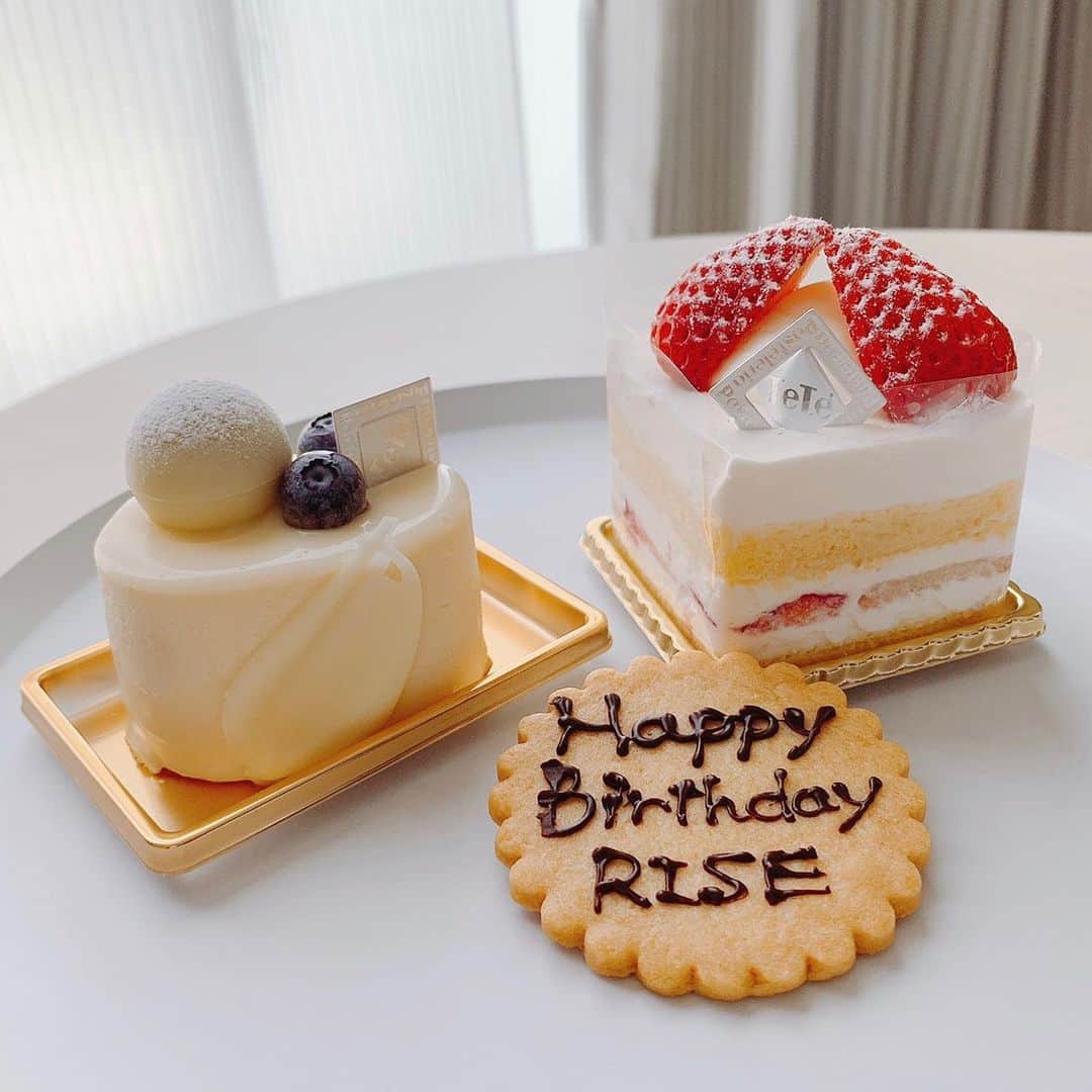 杉下理世のインスタグラム：「地元福岡の親友が、遠隔で私のお誕生日をお祝いしてくれたらしく…🍰💓 なんて可愛い親友なの😍と癒されてます🌼 私が男に生まれていたら、結婚したい相手No.1なので、来世は必ずや…👏✨ 早く会いたいな…💓 #bestfriend #お誕生日 #birthday #mybirthday #birthdaycake」