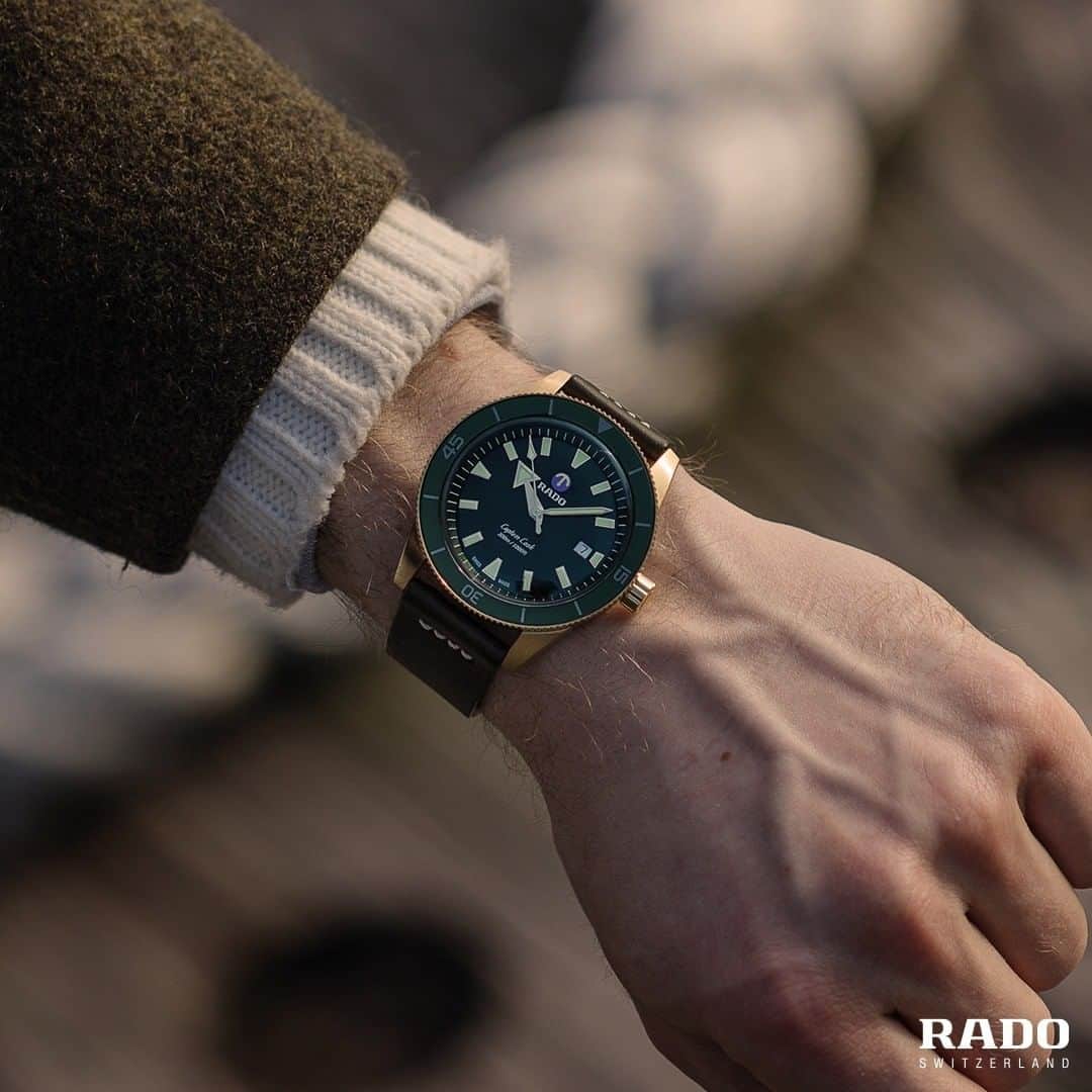 のインスタグラム：「Prepare yourself to captivate attention with the Rado Captain Cook Bronze Automatic. It’s a beautiful distraction that deserves to be admired. #RadoCaptainCook #Feelit」