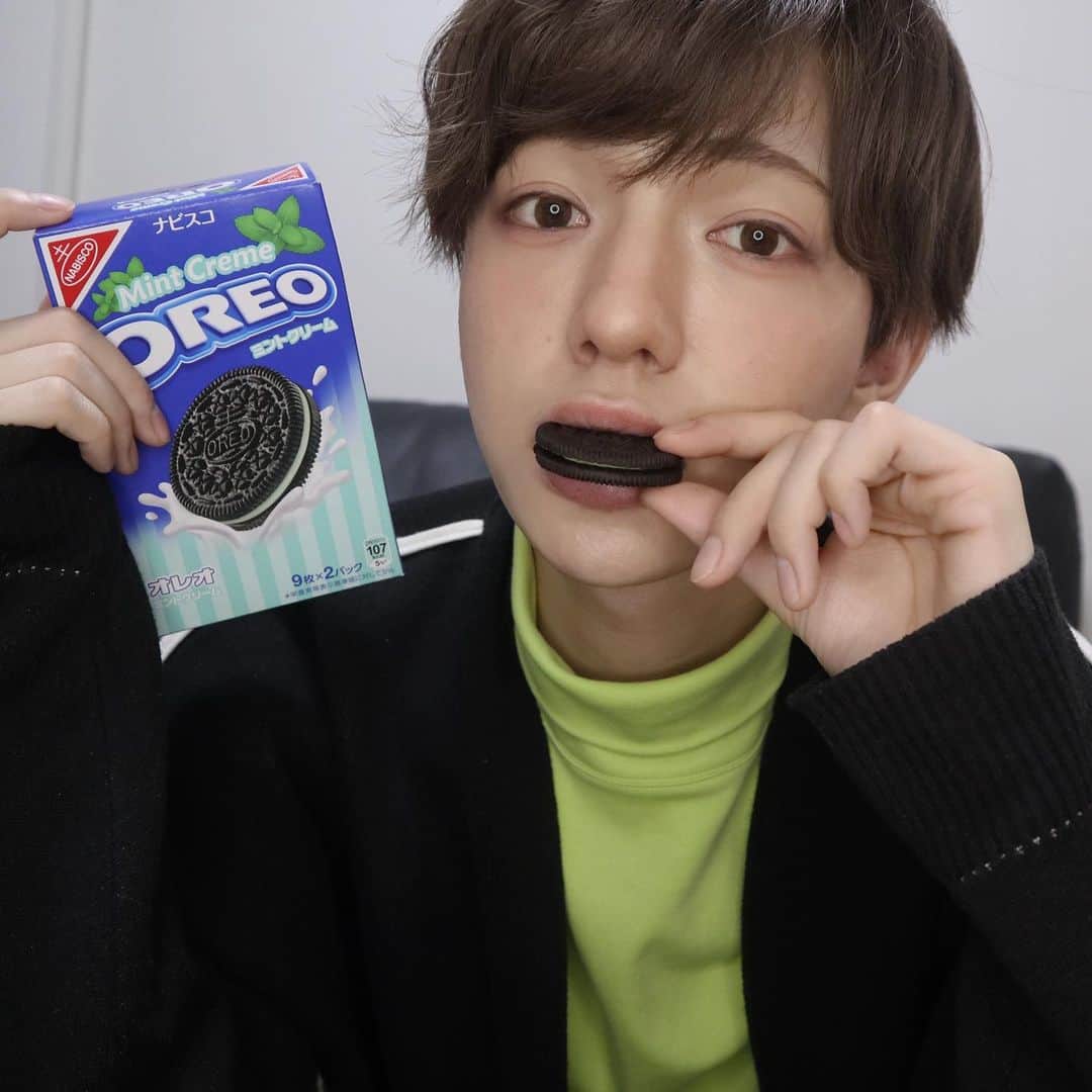 こんどうようぢのインスタグラム：「4/6からOREOの チョコミント味が発売中。 ミントグリーンコーデで オレオを食べて楽しくおうち時間。 チョコミントは すっきりするから良いよね〜 俺は2つクッキーの部分だけ食べて 後からクリームのついたやつを 2つくっつけて2倍オレオにするのが好き。 皆はどんな食べ方が好き？  #OREO #オレオ #チョコミント #ミントグリーン #おうち時間 #PR」