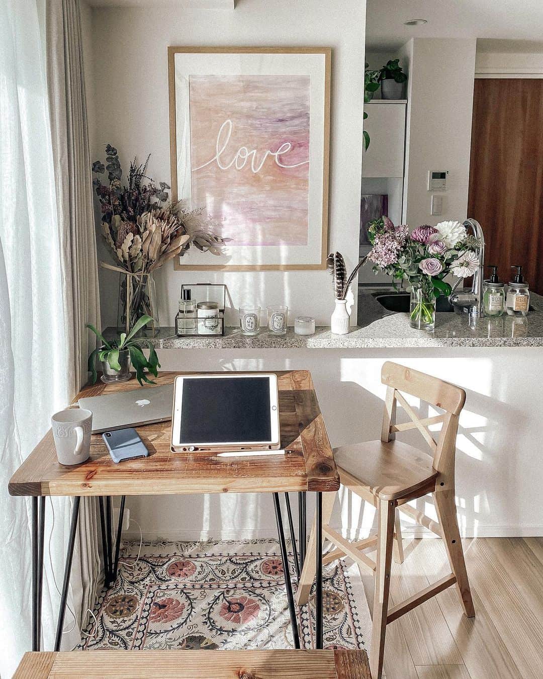 Manamiのインスタグラム：「#workathome 💻 今日もおうちでお仕事day👩🏽‍💻 おうちでも気分を変えるために 毎日違う位置でお仕事するようにしています🌷 今日はここでした👆🏽 ㅤ #stayhome #おうち時間 #マナシカの家」