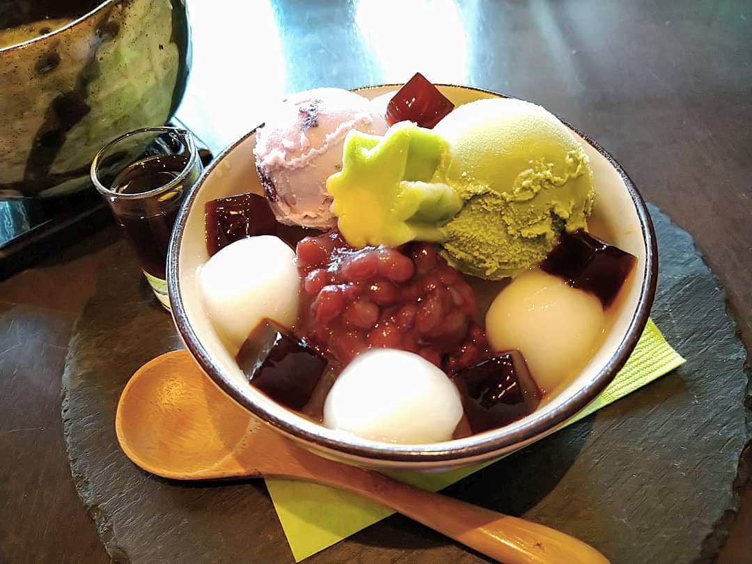 おいもカフェ金糸雀のインスタグラム：「. 新緑の季節の古都鎌倉をイメージした『おいも鎌倉抹茶あんみつ』(税込850円)。 さっぱり寒天の上に、甘いあずきと香り高い抹茶アイスを載せて、濃厚な黒蜜をかけて味わうあんみつです♪ 映える青紅葉の生麩もトッピング(^^) . #おいもカフェ金糸雀 #おいもカフェ #鎌倉 #小町通り#湘南 #神奈川#カフェ #鎌倉カフェ #湘南カフェ #神奈川カフェ #鎌倉スイーツ #鎌倉グルメ #鎌倉デート #鎌倉散歩 #鎌倉旅行 #あんみつ #スイーツ #アイス #白玉 #青紅葉 #抹茶 #抹茶あんみつ #抹茶スイーツ #抹茶アイス #抹茶好き #かわいい #カフェ巡り #映え #kamakura #가마쿠라 . 《おいもカフェ金糸雀》 営業時間：10:00-18:00(L.O.17:30) 定休日：水曜日 248-0006 神奈川県鎌倉市小町2-10-10 小町TIビル1F TEL：0467-22-4908」