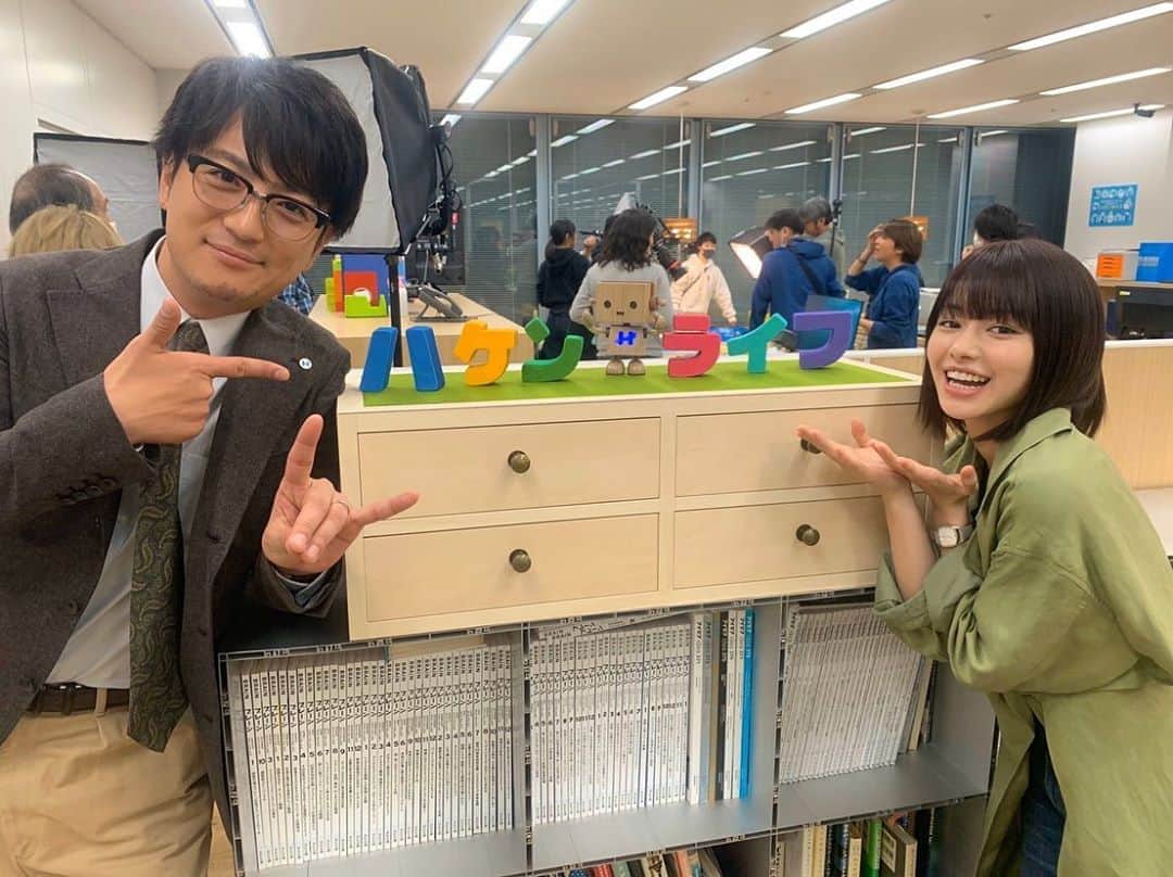 【公式】ハケンの品格のインスタグラム：「‪今日4月18日は #上地雄輔‬ さんの #お誕生日 です🎉‬おめでとうございます㊗️🎊‬﻿ ﻿ ‪3月中旬に 近さんが勤めるハケンライフのオフィスで、小夏役の #山本舞香 さんと📸🤗‬﻿ ﻿ ‪#ハケンの品格‬﻿」