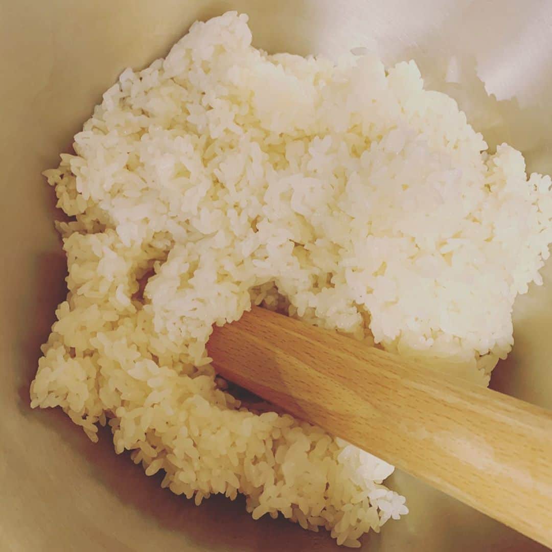 久冨慶子さんのインスタグラム写真 - (久冨慶子Instagram)「・﻿ ストーリーで﻿ ご紹介したおはぎ😋﻿ おうちにあんこが沢山あって﻿ もち米もちょうどあったので﻿ 初めて作ってみました！！ ﻿ つぶあん、こしあん、しろあん、きなこ。﻿ あんこは既製品。﻿ ・﻿ 色んな作り方が﻿ あるみたいですが、﻿ 白米ともち米を1:2で混ぜて﻿ 研いで1時間浸水させ﻿ 炊いて10分蒸らして﻿ 好みの状態まで潰しました。﻿ 春はおはぎではなく、﻿ 牡丹餅と呼ぶという﻿ 声もいただきました！﻿ 調べてみたら季節、地域、﻿ あんこの種類、大きさなどなど﻿ 諸説あるそうです✨﻿ 勉強になります✏️ ﻿ ・﻿ 形成するのが難しかったけど﻿ 出来立て美味しかった😋﻿ 小さめを沢山作ったので冷凍🎵﻿ 電子レンジで30秒ほど加熱すると﻿ いつでも美味しく﻿ 食べられます！！﻿ 親子で作っても楽しそうです🙌 ＊﻿ ＊﻿ #久冨食堂﻿ #おはぎ﻿ #ぼたもち﻿ #和菓子好き﻿ #あんこ好き﻿ #おうち時間」4月18日 18時13分 - keiko0hisatomi