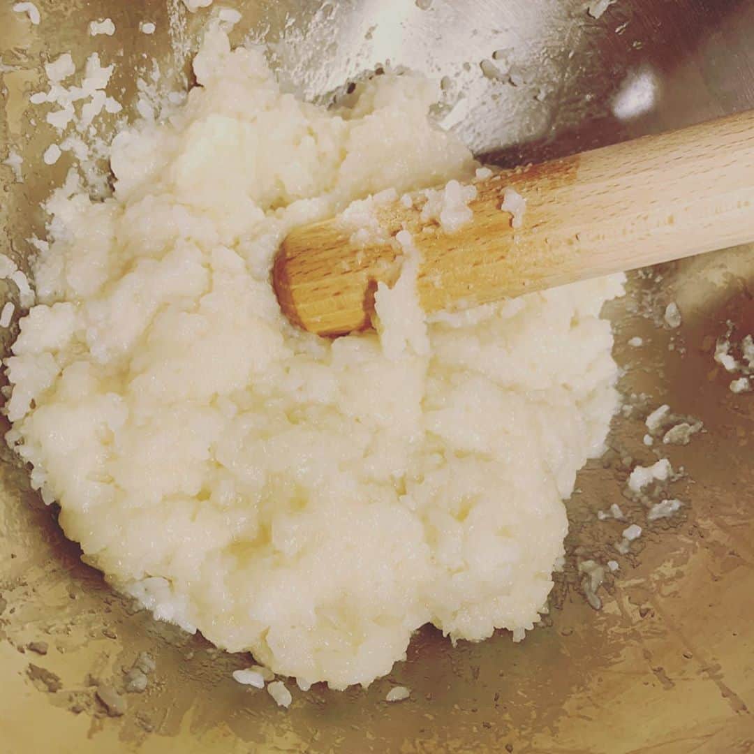 久冨慶子さんのインスタグラム写真 - (久冨慶子Instagram)「・﻿ ストーリーで﻿ ご紹介したおはぎ😋﻿ おうちにあんこが沢山あって﻿ もち米もちょうどあったので﻿ 初めて作ってみました！！ ﻿ つぶあん、こしあん、しろあん、きなこ。﻿ あんこは既製品。﻿ ・﻿ 色んな作り方が﻿ あるみたいですが、﻿ 白米ともち米を1:2で混ぜて﻿ 研いで1時間浸水させ﻿ 炊いて10分蒸らして﻿ 好みの状態まで潰しました。﻿ 春はおはぎではなく、﻿ 牡丹餅と呼ぶという﻿ 声もいただきました！﻿ 調べてみたら季節、地域、﻿ あんこの種類、大きさなどなど﻿ 諸説あるそうです✨﻿ 勉強になります✏️ ﻿ ・﻿ 形成するのが難しかったけど﻿ 出来立て美味しかった😋﻿ 小さめを沢山作ったので冷凍🎵﻿ 電子レンジで30秒ほど加熱すると﻿ いつでも美味しく﻿ 食べられます！！﻿ 親子で作っても楽しそうです🙌 ＊﻿ ＊﻿ #久冨食堂﻿ #おはぎ﻿ #ぼたもち﻿ #和菓子好き﻿ #あんこ好き﻿ #おうち時間」4月18日 18時13分 - keiko0hisatomi