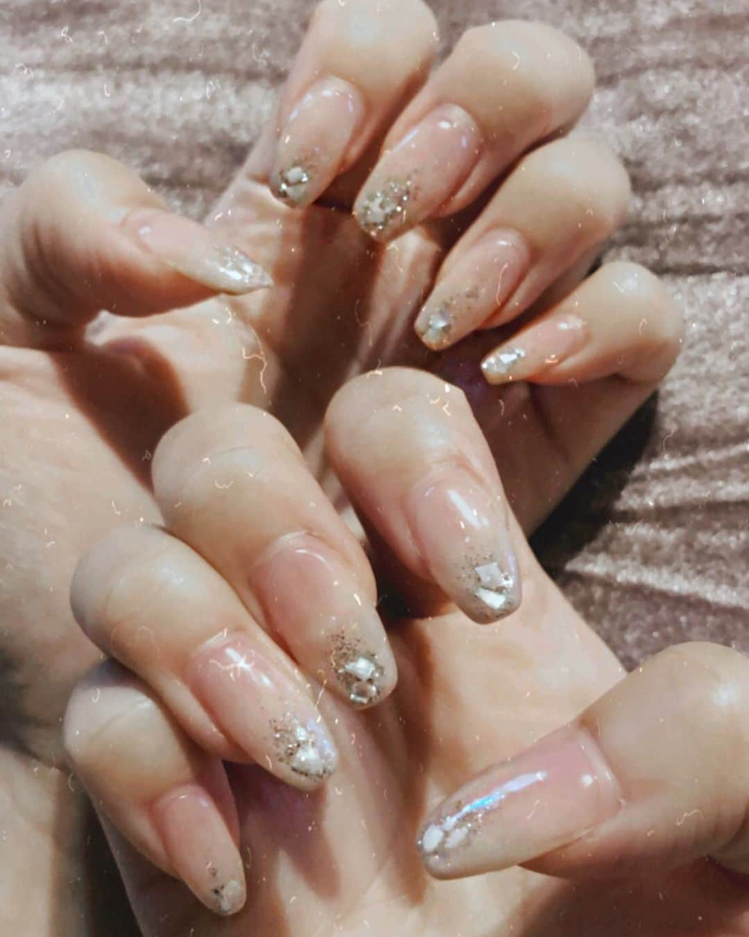 酒井桃子のインスタグラム：「. 載せ忘れていたnail👼🏻 今回もシンプルで可愛いくて すごくお気に入り🥺❤️ もう伸びてきたしマツエクも 一本もついてないから 早く出かけたいなぁ😭❤️ @emi_parkbytokyo さん いつもありがとうございます👼🏻 #nail#parkbytokyo」