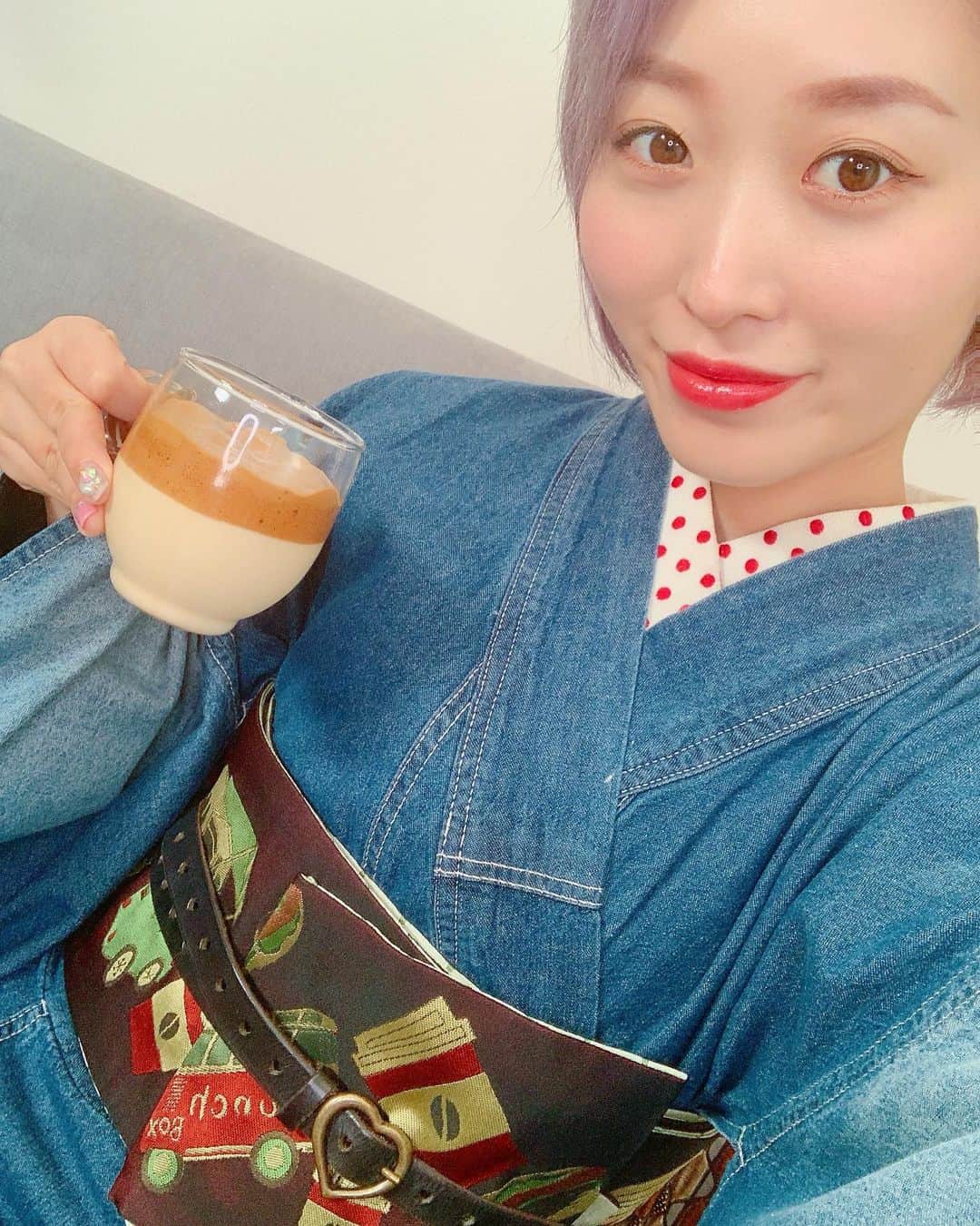 くまみきのインスタグラム：「今日の動画はダルゴナコーヒーだよ☕️💗﻿ 抹茶も作ってみたんだけどおいしすぎてやばかった〜🥺﻿ 本当にお店の味だからみんなもやってみてね🥰﻿ そしてコーヒーの動画だったのでコーヒー柄の帯でおうち着物コーデ💗﻿ もう家で着まくるしか…🔥🔥🔥﻿ ﻿ #ダルゴナコーヒー #ダルゴナ抹茶 #おうち着物 #おうち時間 #おうちカフェ #デニム着物 #着物コーデ #着物コーディネート #kimonostyle #kimonofashion #kimono ﻿#タルゴナコーヒー #結ばない帯結び」