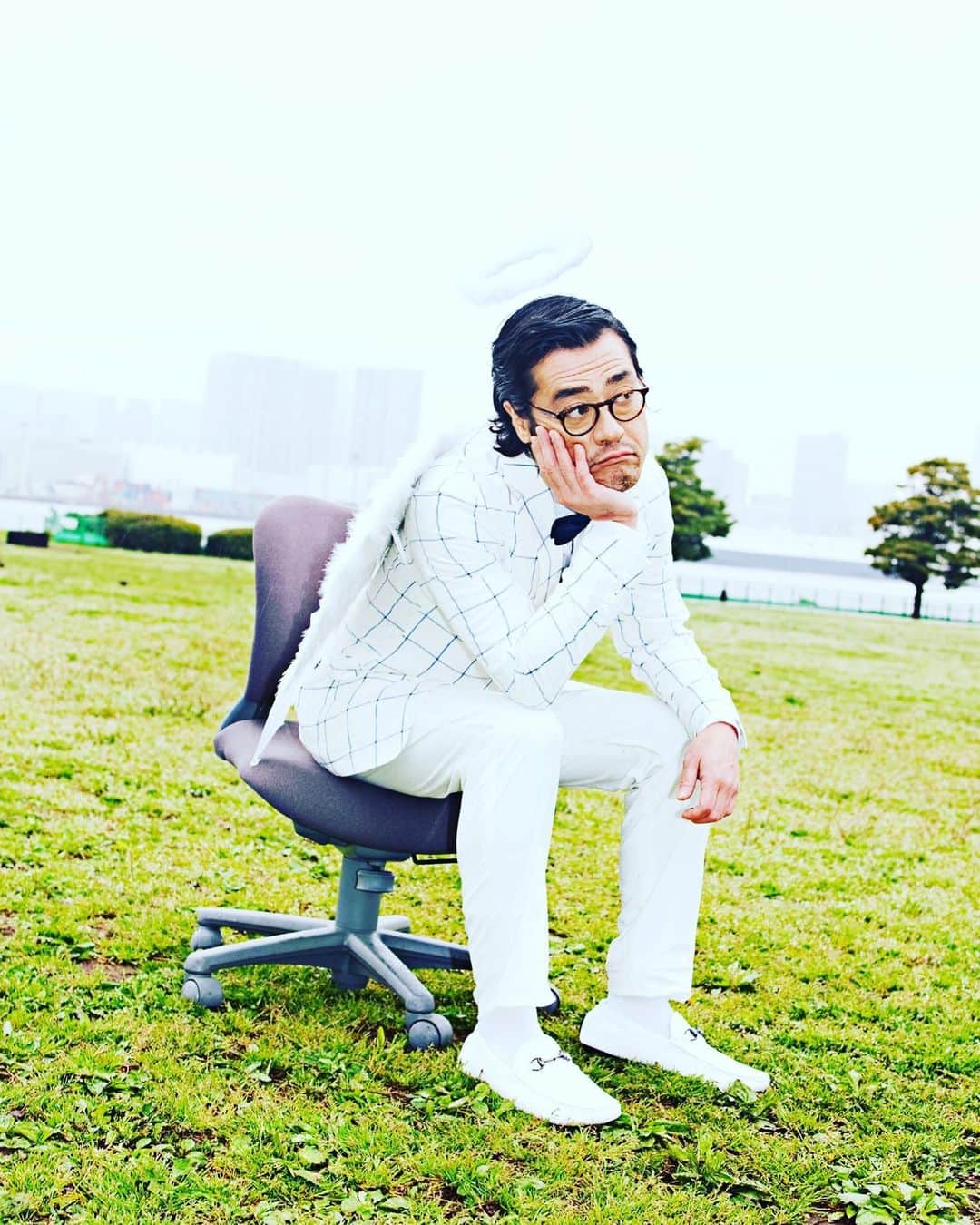 のインスタグラム：「2015年に声優の津田健次郎さん監修のムック本で藤原啓治さんを撮り下ろしさせて頂きました。 とても気さくでコミカルでユーモアがある方でした。 こちらの無理矢理な要望も嫌な顔せずに役にのめり込む役者魂、かっこいい人でした。藤原さん、ありがとうございました。  #藤原啓治 #kisimari」